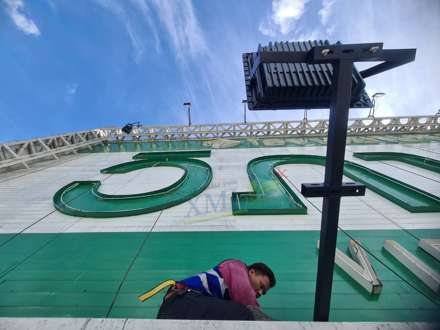 สปอร์ตไลท์โซล่าเซลล์ 1000 W. รุ่นใหม่ JD81000L (แสง : ขาว)