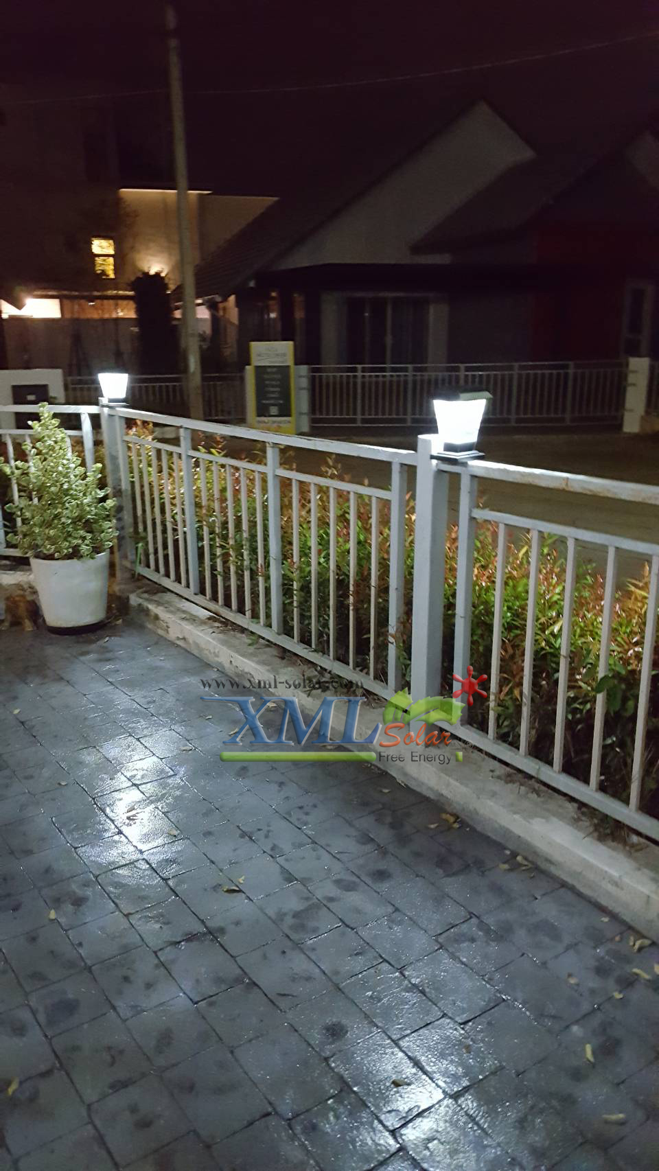 โคมไฟหัวเสาโซล่าเซลล์ + AC ทรงสี่เหลี่ยม ไซส์ใหญ่ (เปิดได้ 2 แสง)(1 แถม 1)