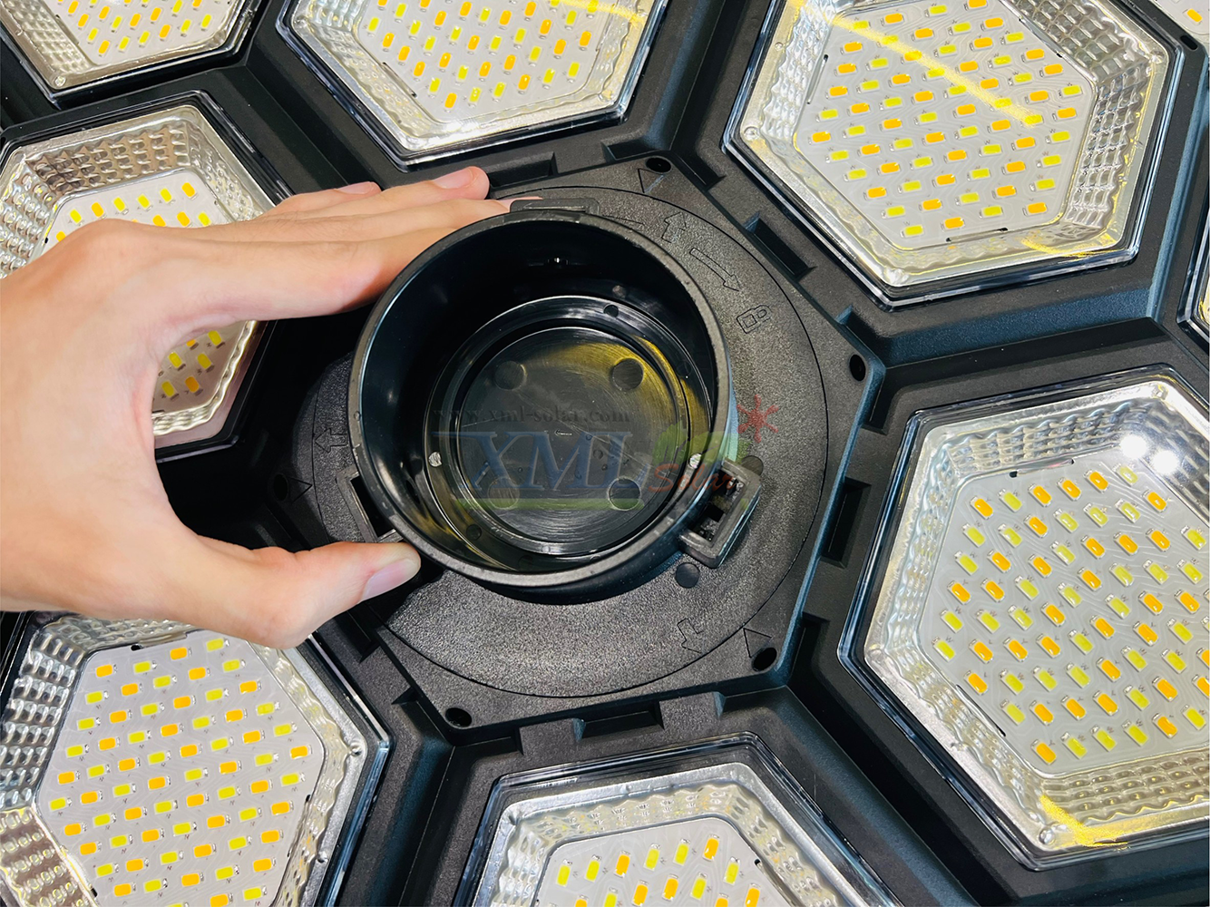 โคมไฟโซล่าเซลล์ UFO ทรงกลม รุ่นทรงรังผึ้ง (เปิดได้ 3 แสง)