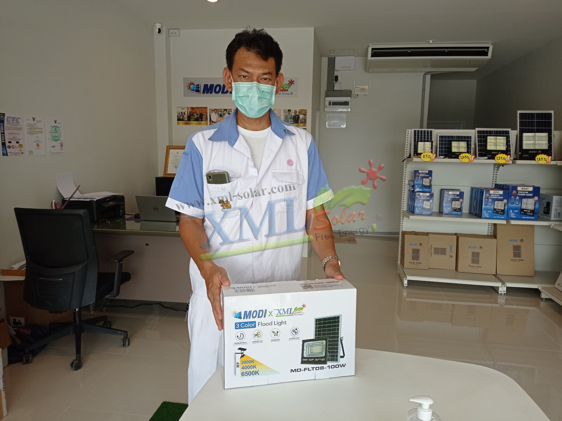 รุ่นประหยัด ไฟสปอตไลท์โซล่าเซลล์ 100 W. รุ่น MODI x XML (เปิดได้ 3 แสง)