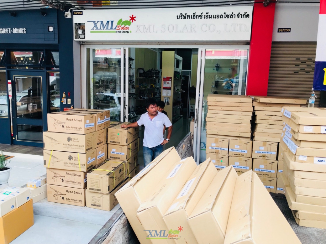 โคมไฟถนนโซล่าเซลล์อัจฉริยะ ทรง flybird รุ่น 65 watt Monocrystalline (แสง : ขาว)