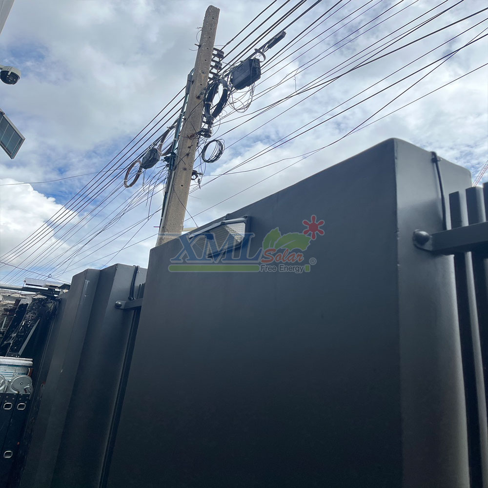 ไฟติดผนังโซล่าเซลล์ รุ่น 120 / 400 Lumen (เเสง : ขาว)