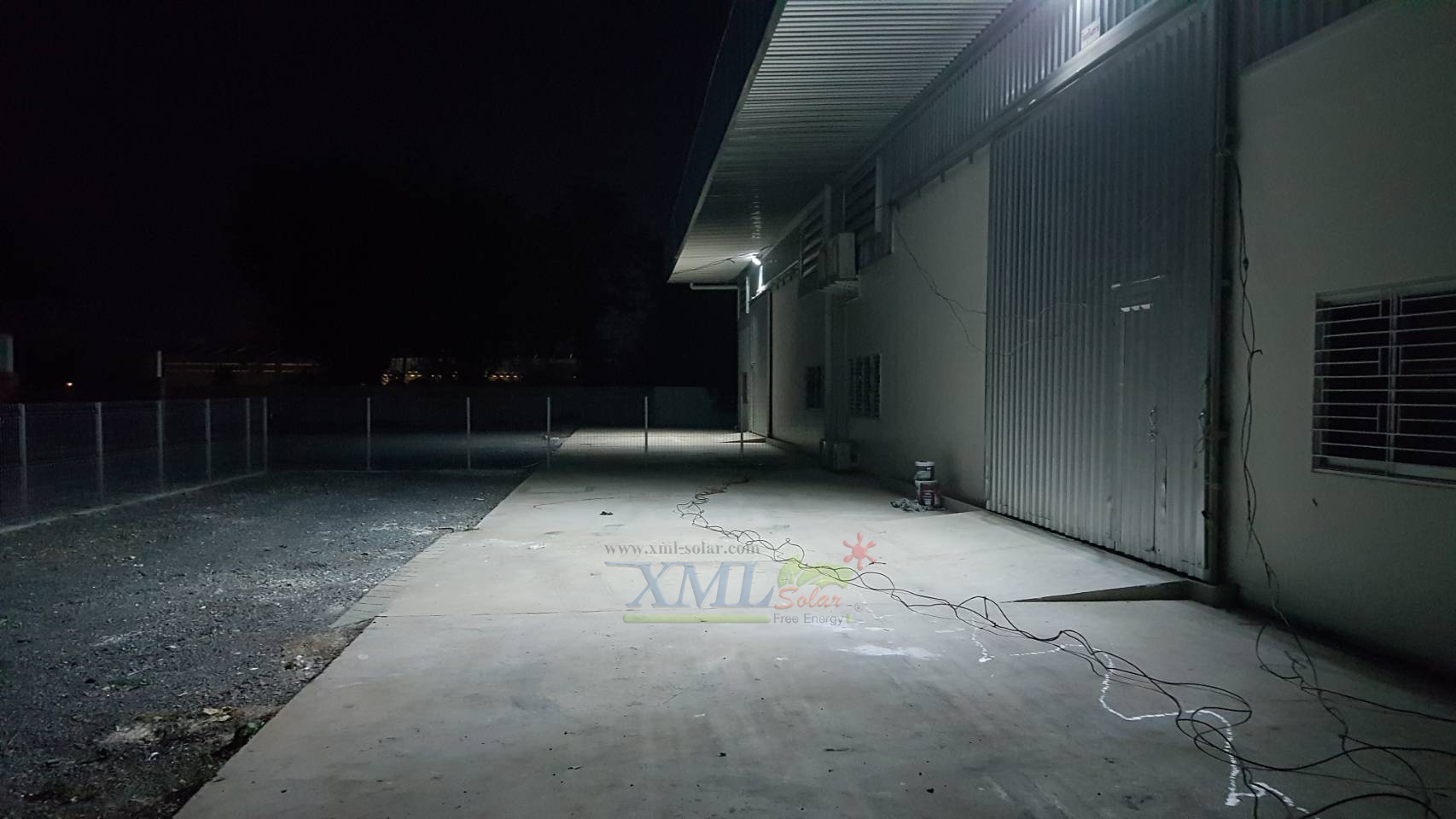 ไฟสปอตไลท์โซล่าเซลล์ 400 W. รุ่น Modi x XML ไซต์ใหญ่ (เเสง : ขาว)