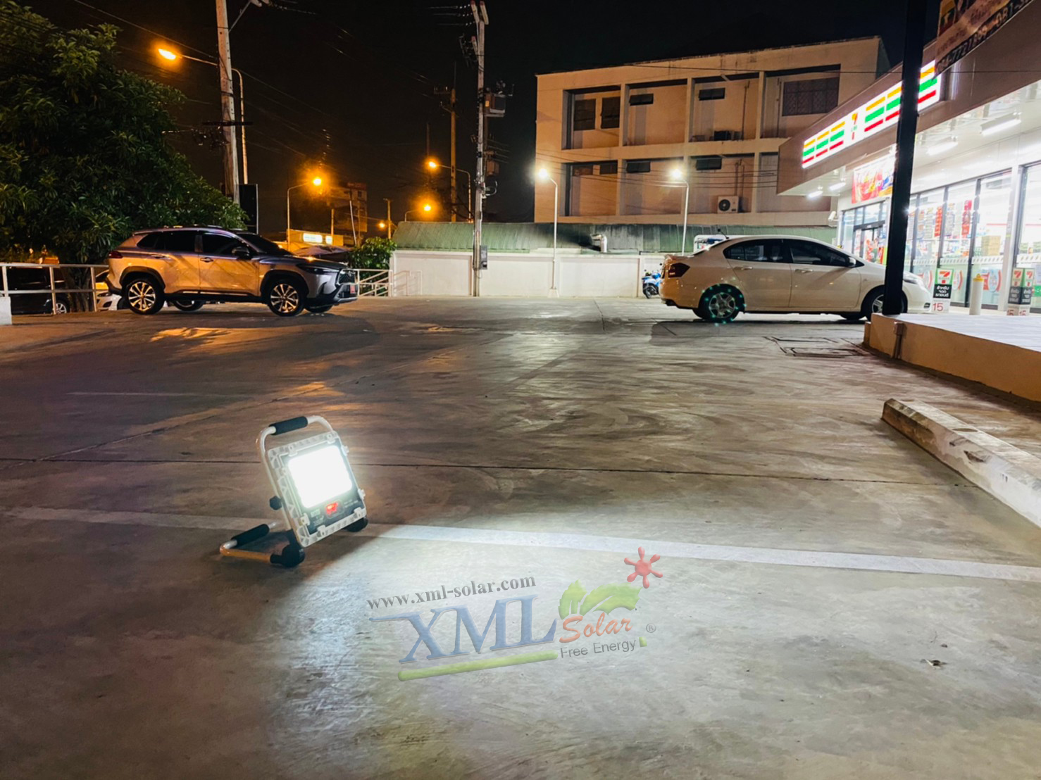 สปอร์ตไลท์โซล่าเซลล์อเนกประสงค์ รุ่น 100w. (Body สีขาวแผงบนตัวโคม) (แสง : ขาว + ไฟฉุกเฉินน้ำเงิน แดง)