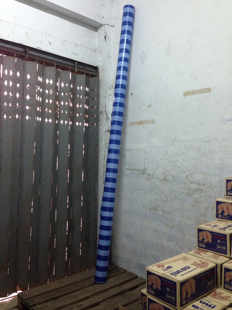 ผ้าฟาง ผ้าพลาสติก บลูชีท สำเร็จรูป สีฟ้าสลับสีขาว กันน้ำ หน้ากว้าง 3 เมตร ความยาว 100 เมตร (สั่งกรอได้)