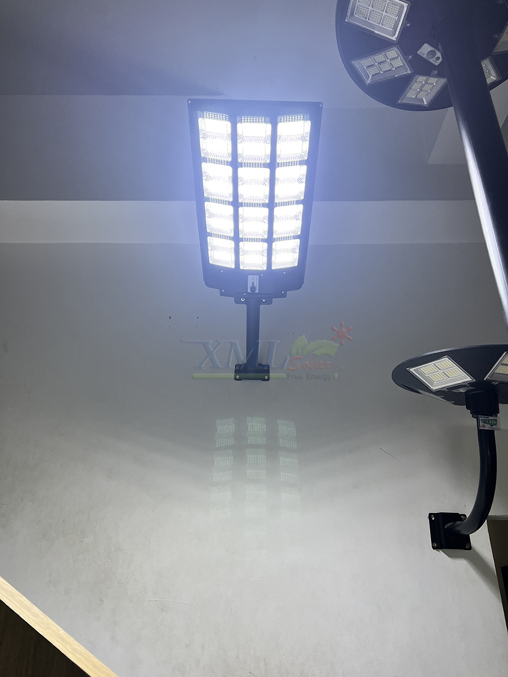 โคมไฟถนนโซล่าเซลล์ รุ่น ECO-BM24 15000W (24 ช่อง)(แสง : ขาว)