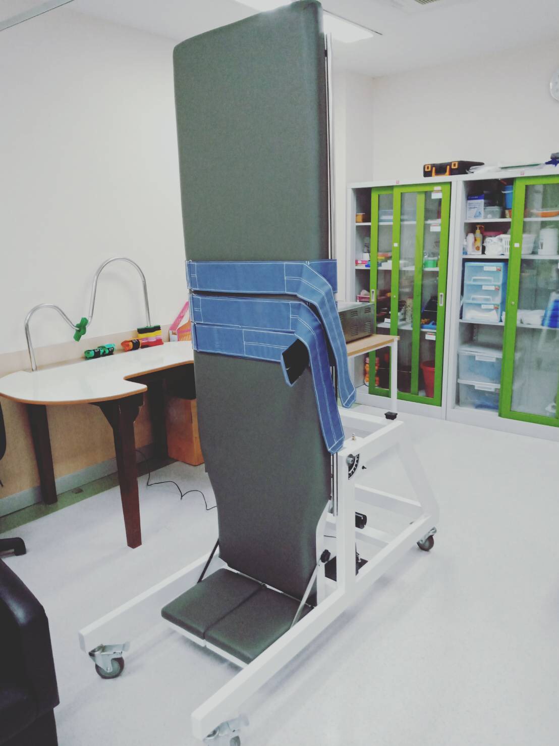 เตียงฝึกยืนไฟฟ้า Tilt table