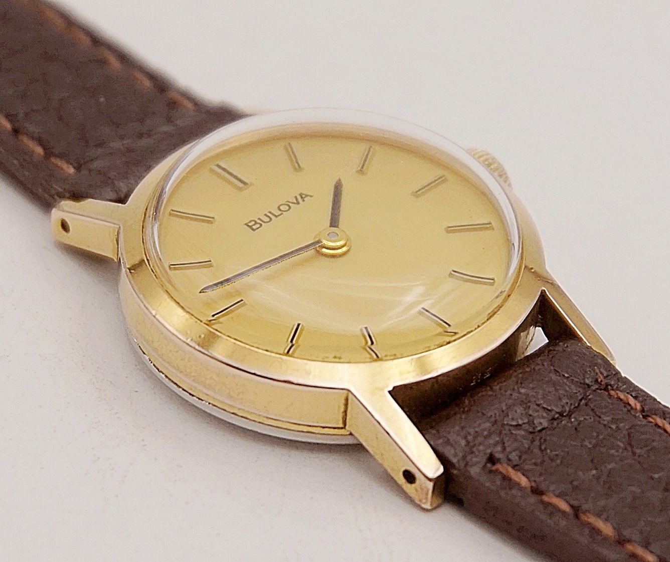 นาฬิกาเก่า BULOVA ไขลาน (นาฬิกาผู้หญิง)