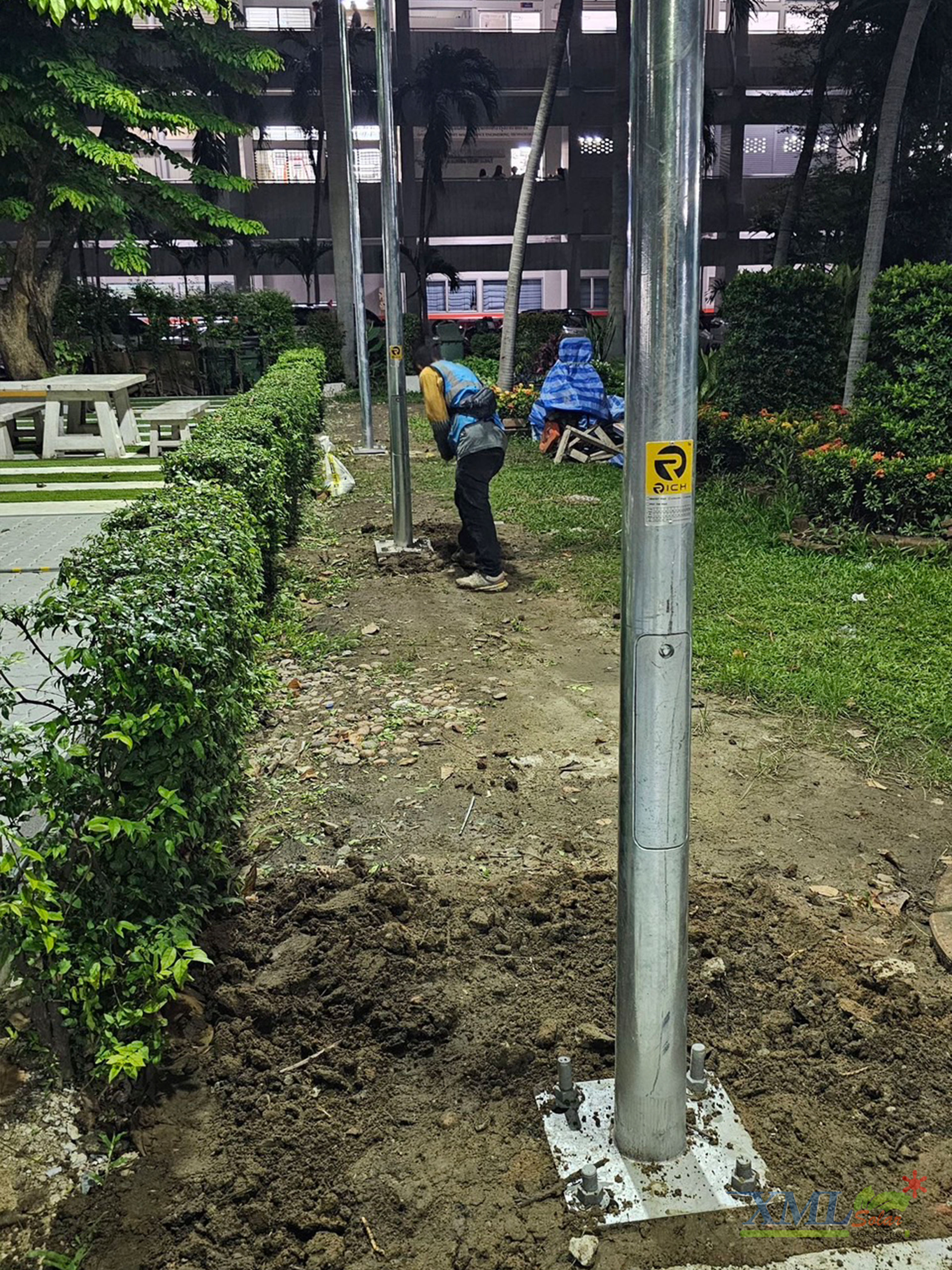 โคมไฟถนนโซล่าเซลล์อัจฉริยะ (รุ่น 6,300Lumens + แผง 80 W) (แสง : ขาว)