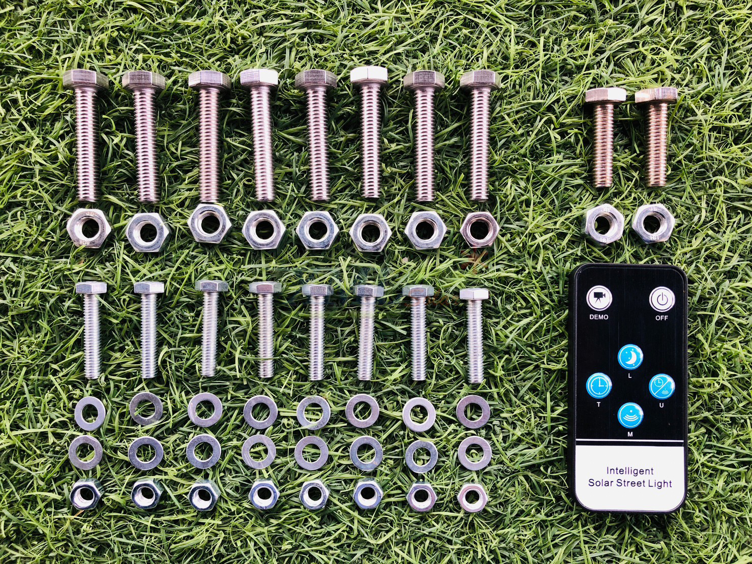 โคมไฟถนนโซล่าเซลล์ Series Y แผงเเยกโคมได้ (12800 Lumens + แผง 200 W) (แสง : ขาว)