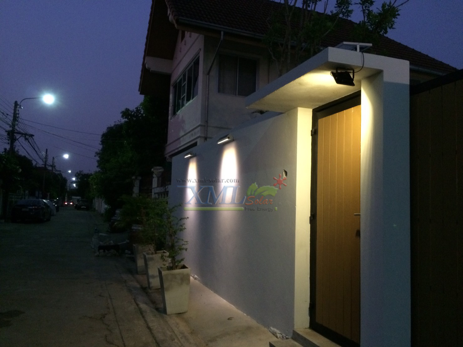 รุ่นประหยัด ไฟสปอตไลท์โซล่าเซลล์ 40 W. รุ่น MODI x XML (เปิดได้ 3 แสง)