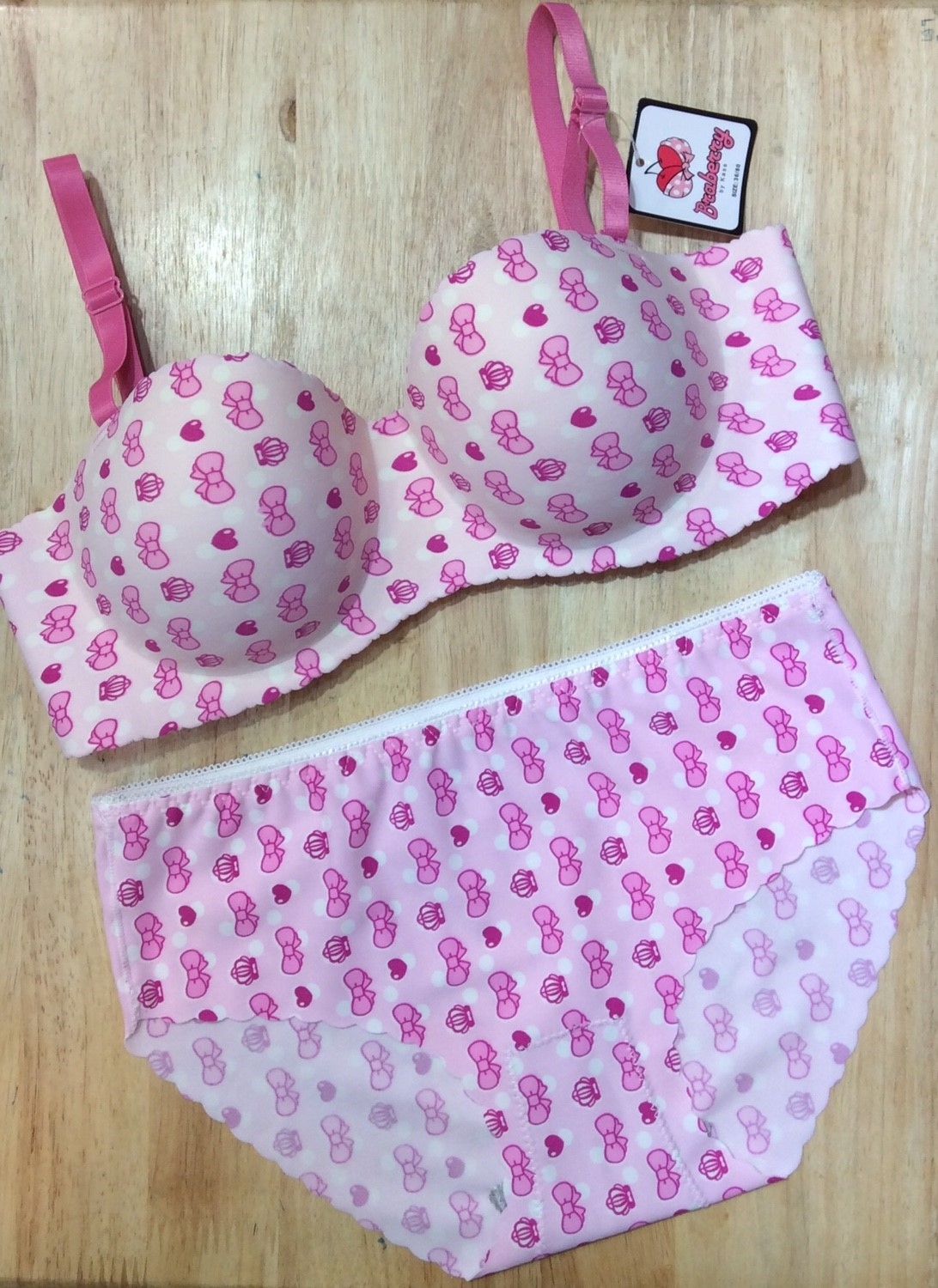 ชุดชั้นใน ไร้ตะเข็บ ทรงครึ่งเต้า เสริมฟอง size 32,34,36,38 ราคาโปรโมชั่น ชุดละ 200 บาท