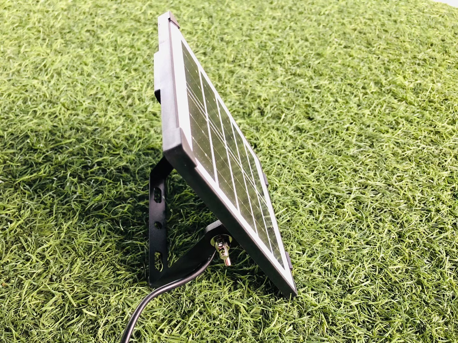 ไฟสปอตไลท์โซล่าเซลล์ 20 W รุ่น MD-PT08 (เเสง : เหลืองวอมไวท์)