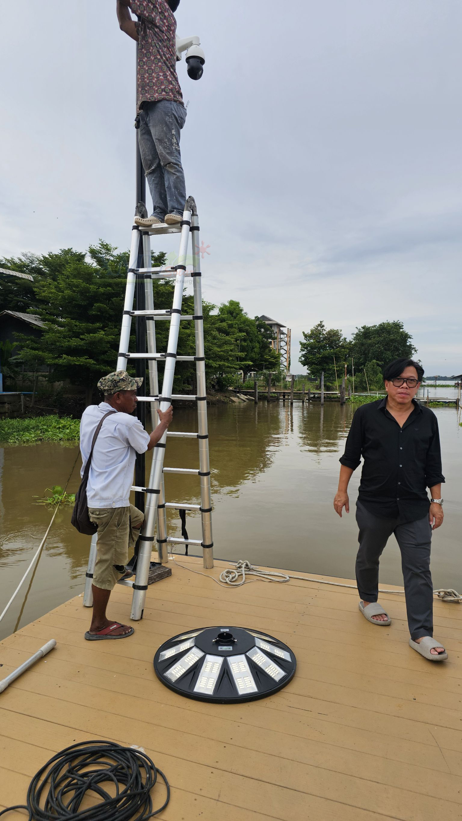 โคมไฟโซล่าเซลล์ UFO ทรงกลม (ขนาดใหญ่สุด 75 ซม.) (เปิดได้ 3 แสง) รุ่น MD-SLT38-500W