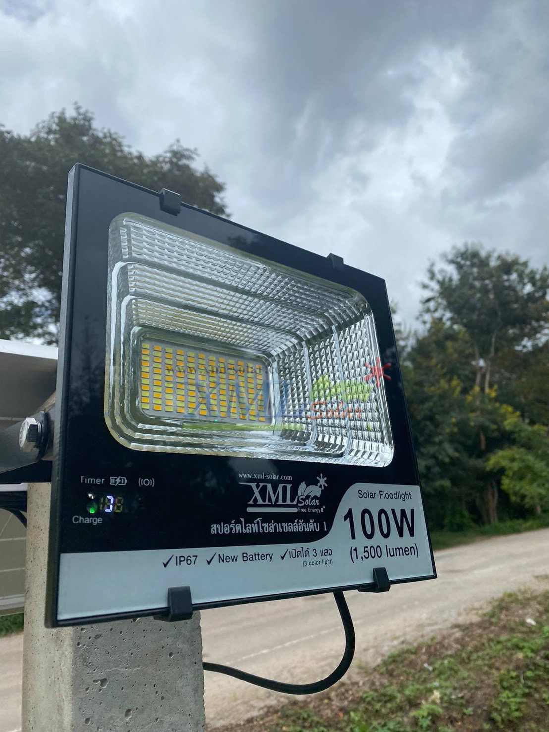 ไฟสปอตไลท์โซล่าเซลล์ 100 Watt กล่องสีน้ำตาล (เปิดได้ 3 แสง)