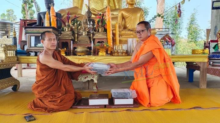 ไฟสปอตไลท์โซล่าเซลล์ 50 Watt กล่องสีน้ำตาล (เปิดได้ 3 แสง)