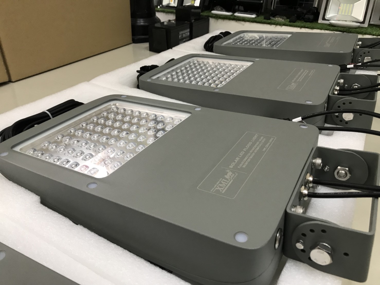 ไฟสปอตไลท์โซล่าเซลล์ 2200 Lumens. ไซต์เล็ก (เเสง : เหลืองวอมไวท์)