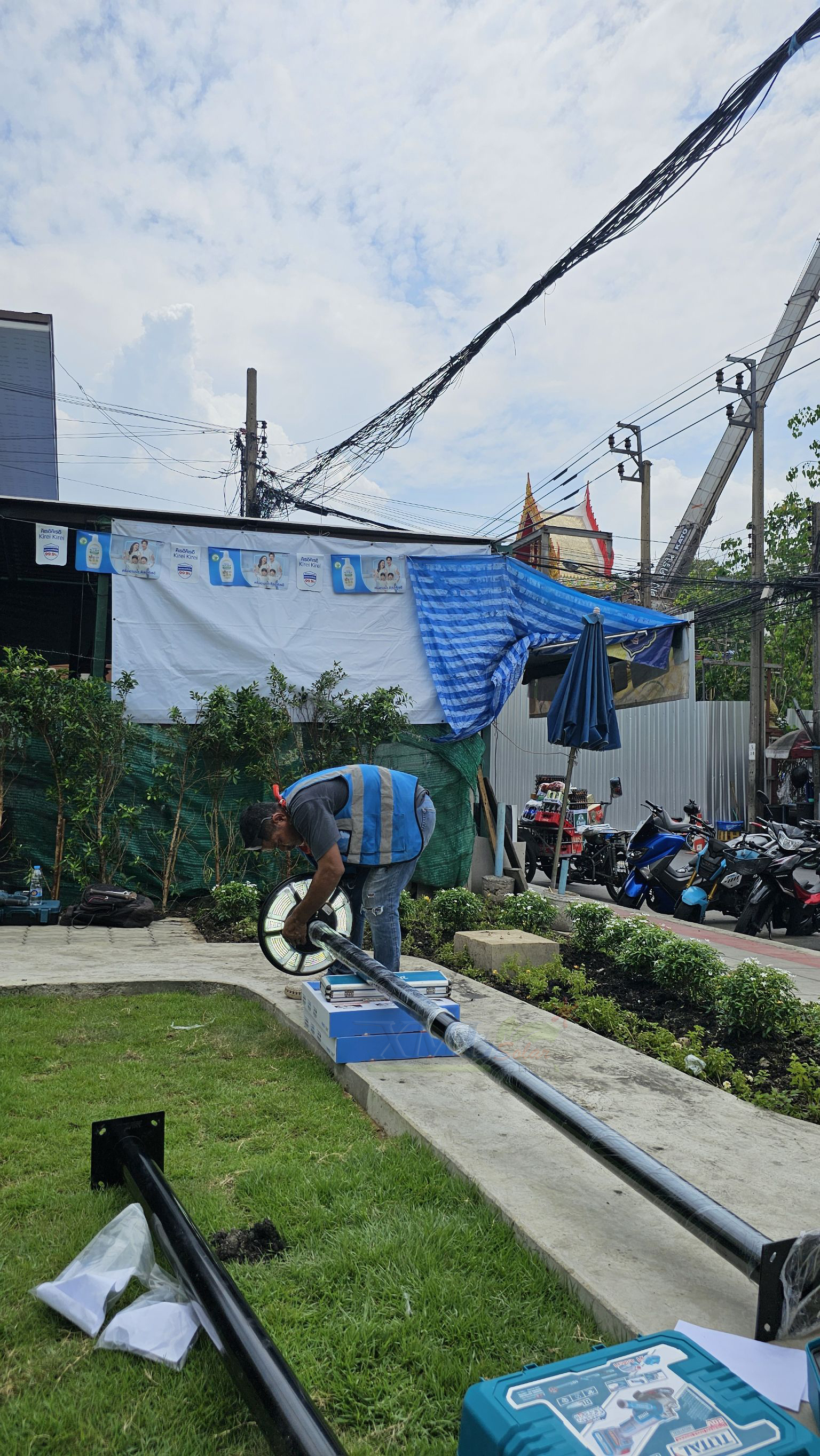 ชุดเสาพร้อมโคม SET A (โคมไฟโซล่าเซลล์ UFO SLT39-300W + เสาเหล็กดำสูง 2.82 เมตร)(เปิดได้ 3 แสง)