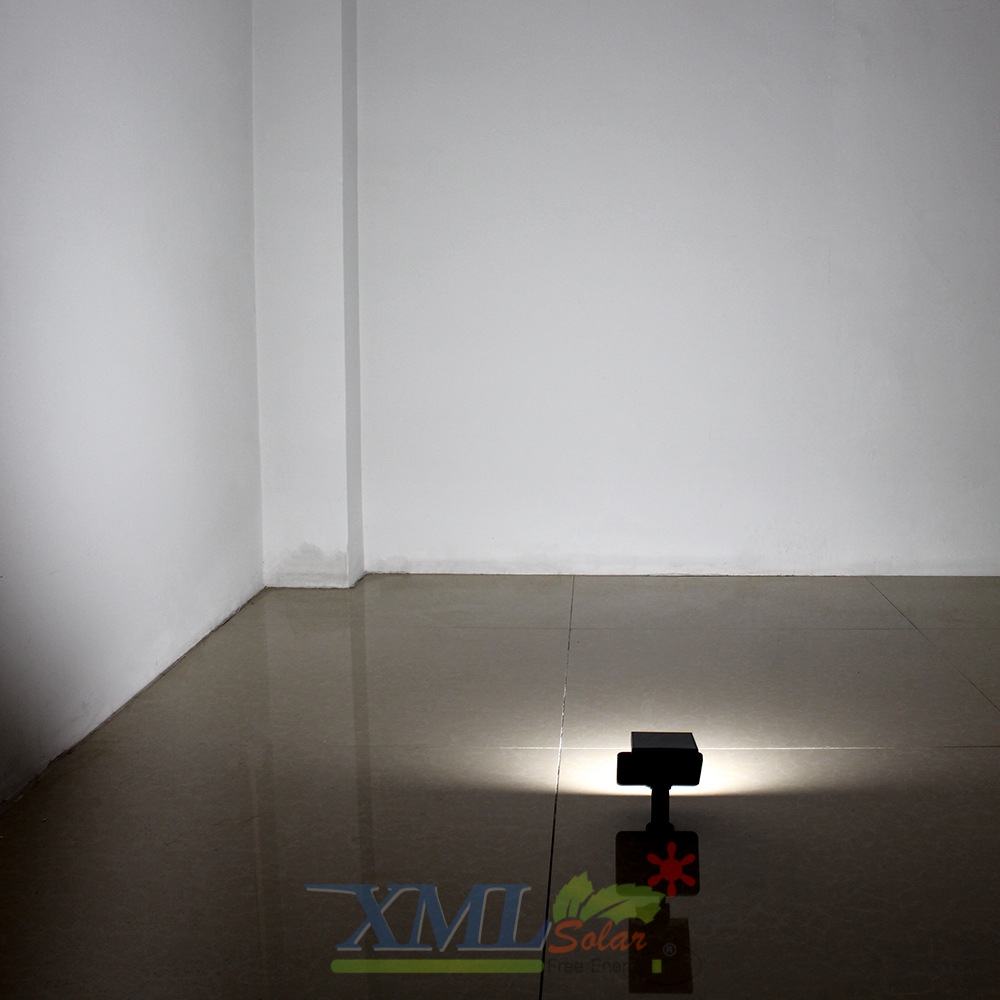 สปอร์ตไลท์ปักสนามโซล่าเซลล์ 48 LED (รุ่นเเบน) (เเสง : ขาว) 1 แถม 1