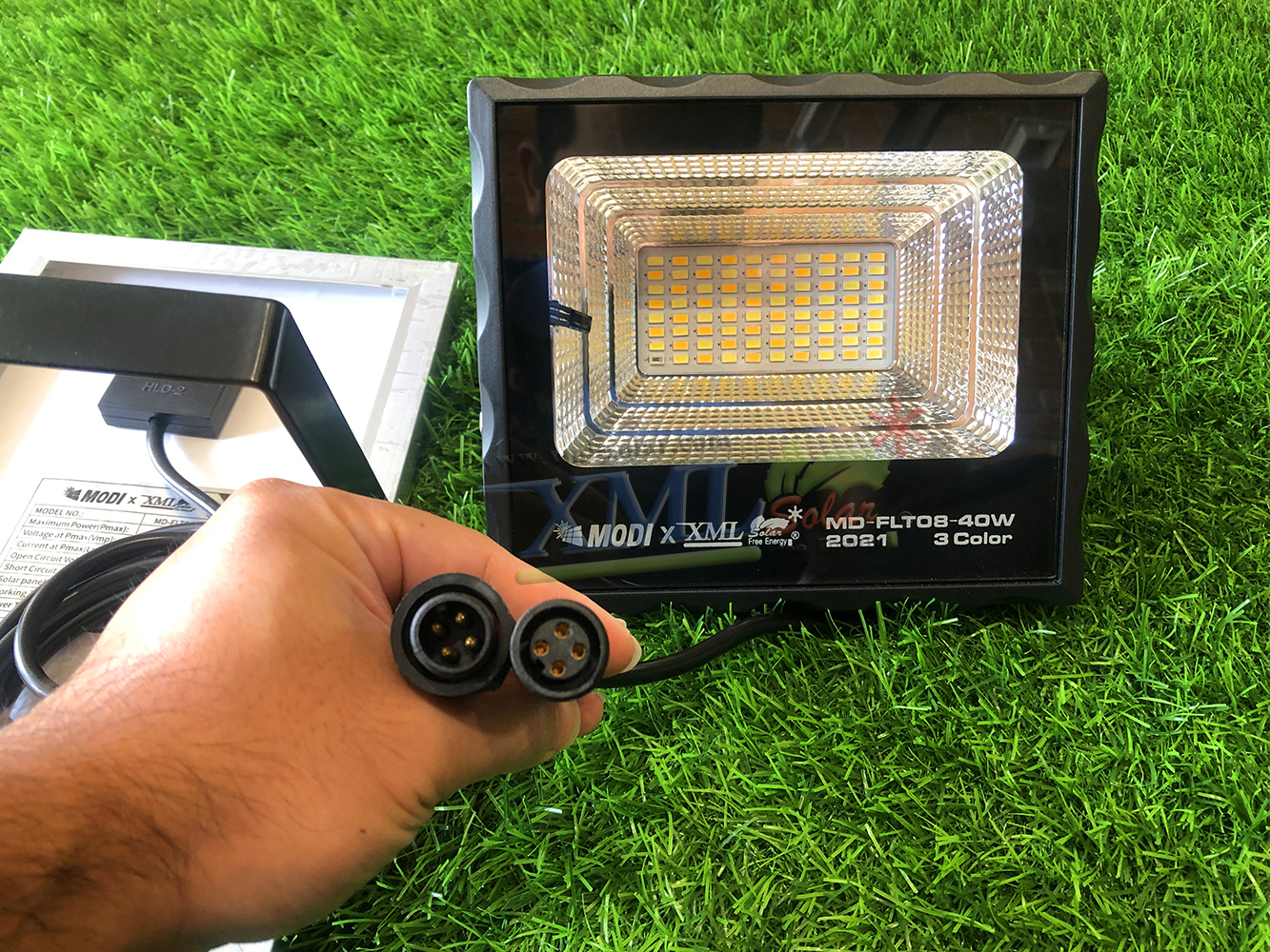 รุ่นประหยัด ไฟสปอตไลท์โซล่าเซลล์ 40 W. รุ่น MODI x XML (เปิดได้ 3 แสง)