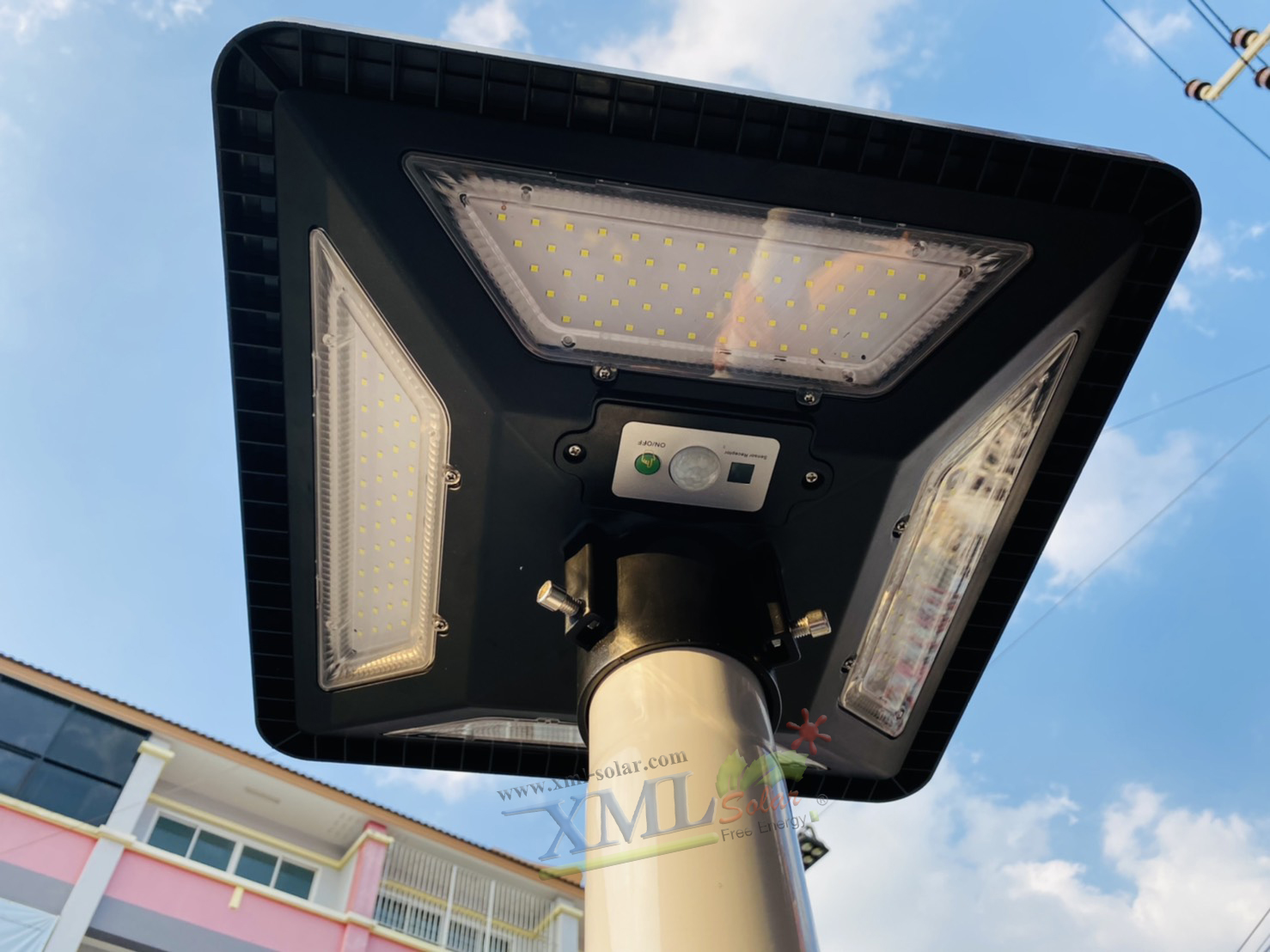 ชุดเสาพร้อมโคม SET B (โคมไฟโซล่าเซลล์ UFO SLT28-300W + เสาเหล็กดำสูง 2.82 เมตร)(แสงขาว)