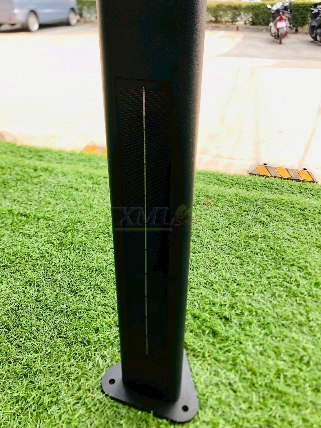 ทรงพีระมิด สีดำ โคมใส 65 cm (แสง : ขาว + เหลืองวอมไวท์)