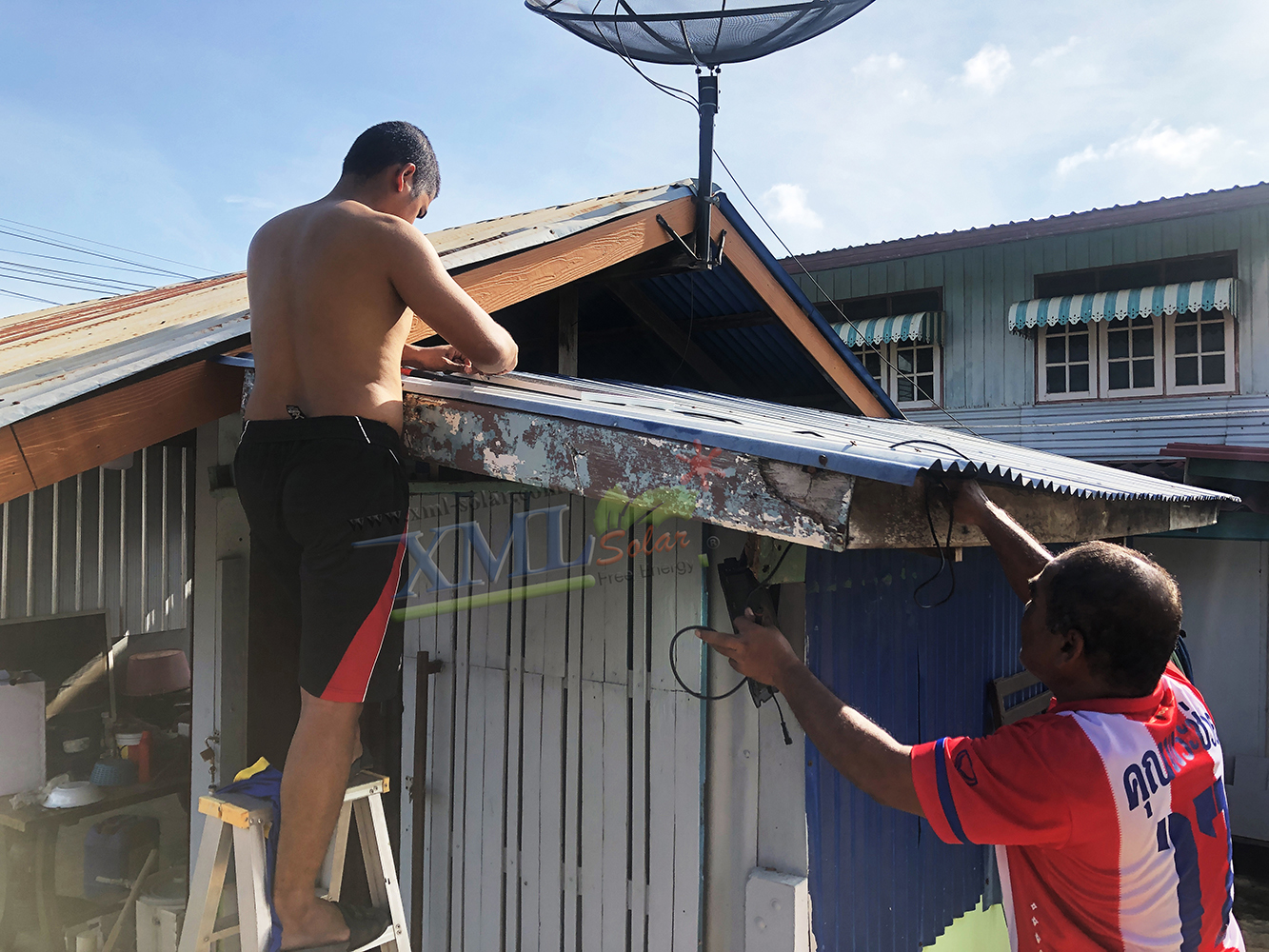 ไฟสปอตไลท์โซล่าเซลล์ 300 W. รุ่น Smart IOT With CCTV Camera (เเสง : ขาว)