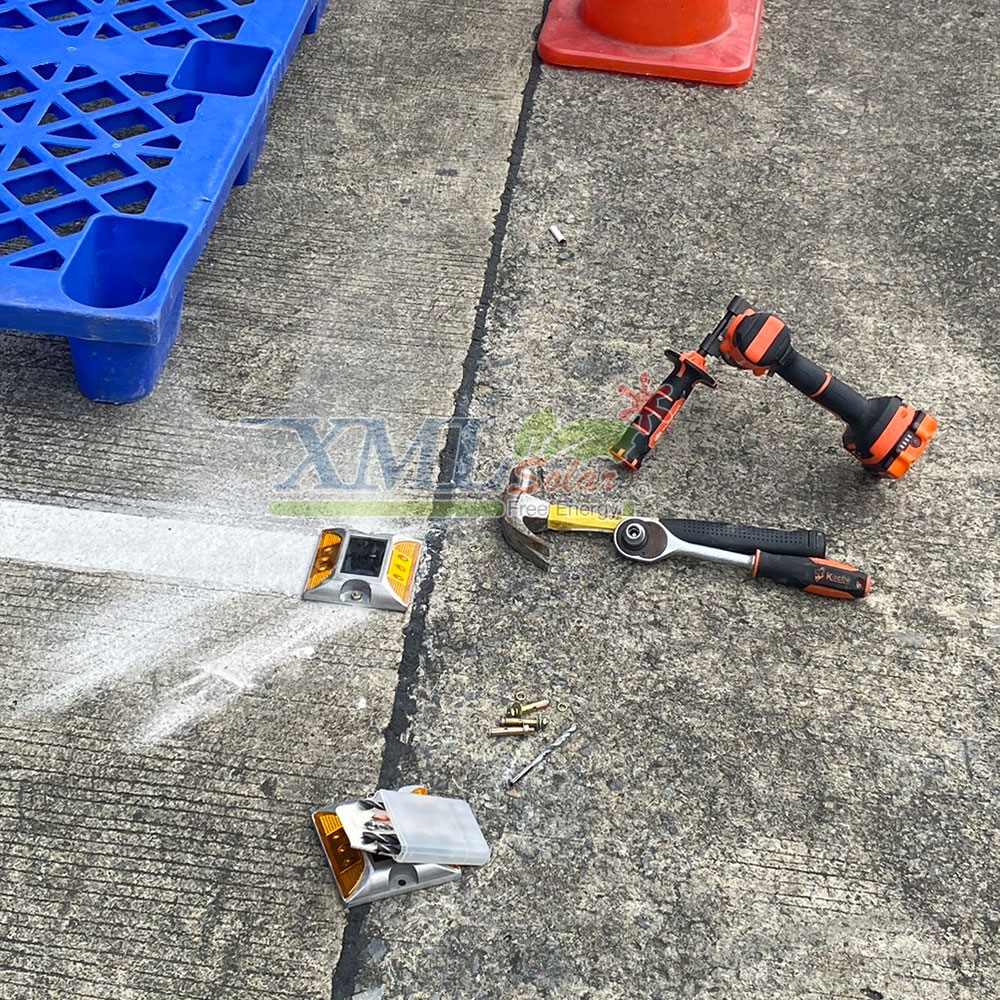 ไฟหมุดถนนโซล่าเซลล์ 6 LED รุ่น เเบน (เเสง : เหลืองกระพริบ)