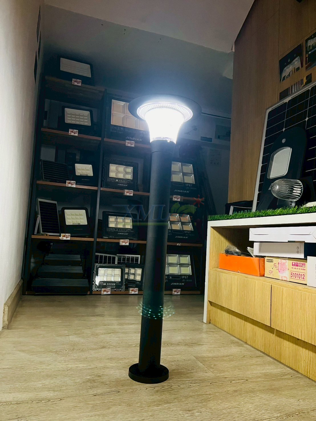 โคมไฟตั้งพื้นโซล่าเซลล์ รุ่น TC-3630C (เปิดได้ 2 แสง)