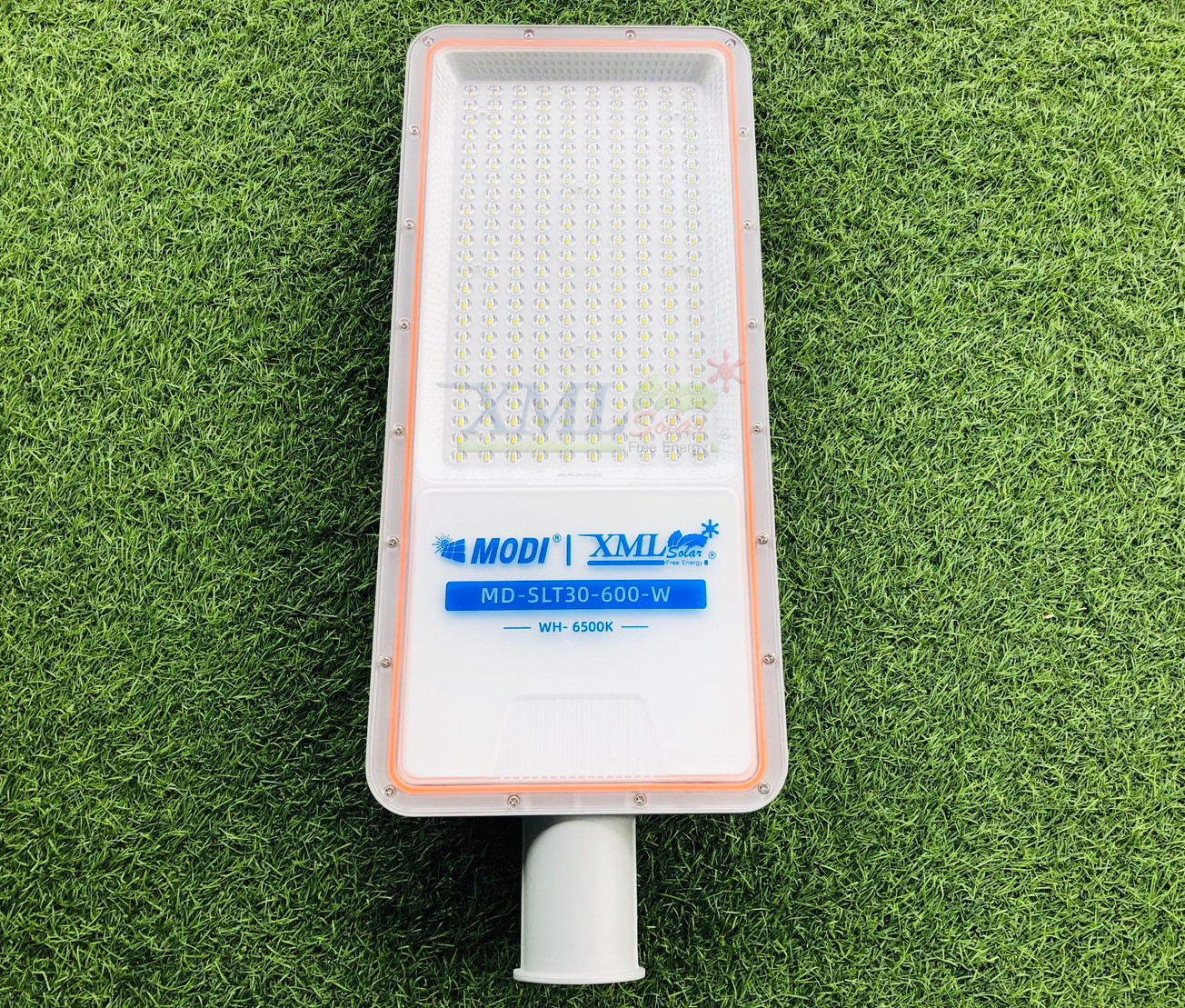 โคมไฟถนนโซล่าเซลล์ 600W รุ่น MD-SLT30-600W (แสง : ขาว)