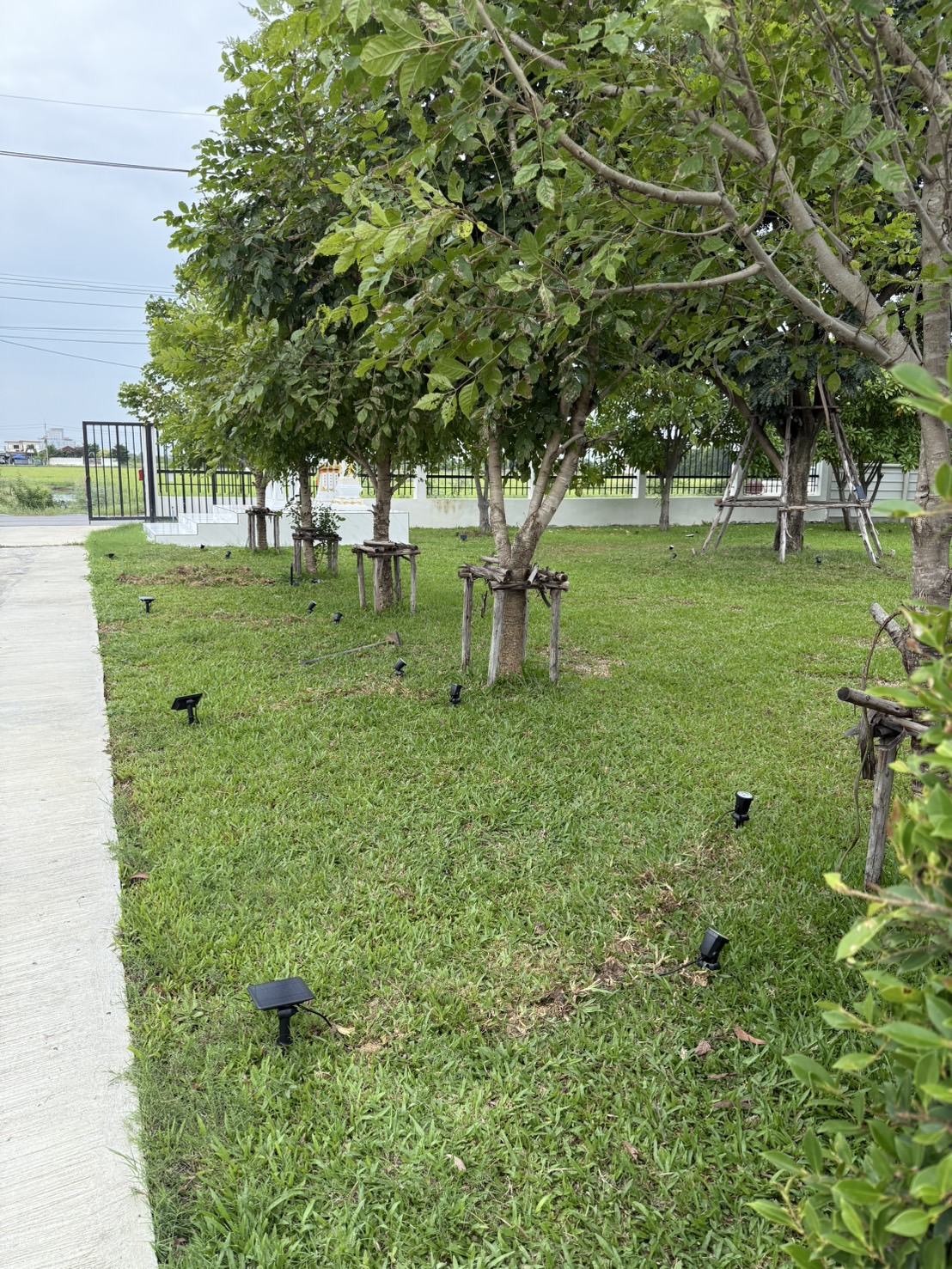 สปอร์ตไลท์ปักสนามโซล่าเซลล์ DC-16 รุ่น 2 หัว สาย 3 เมตร (แสง : เหลืองวอมไวท์)