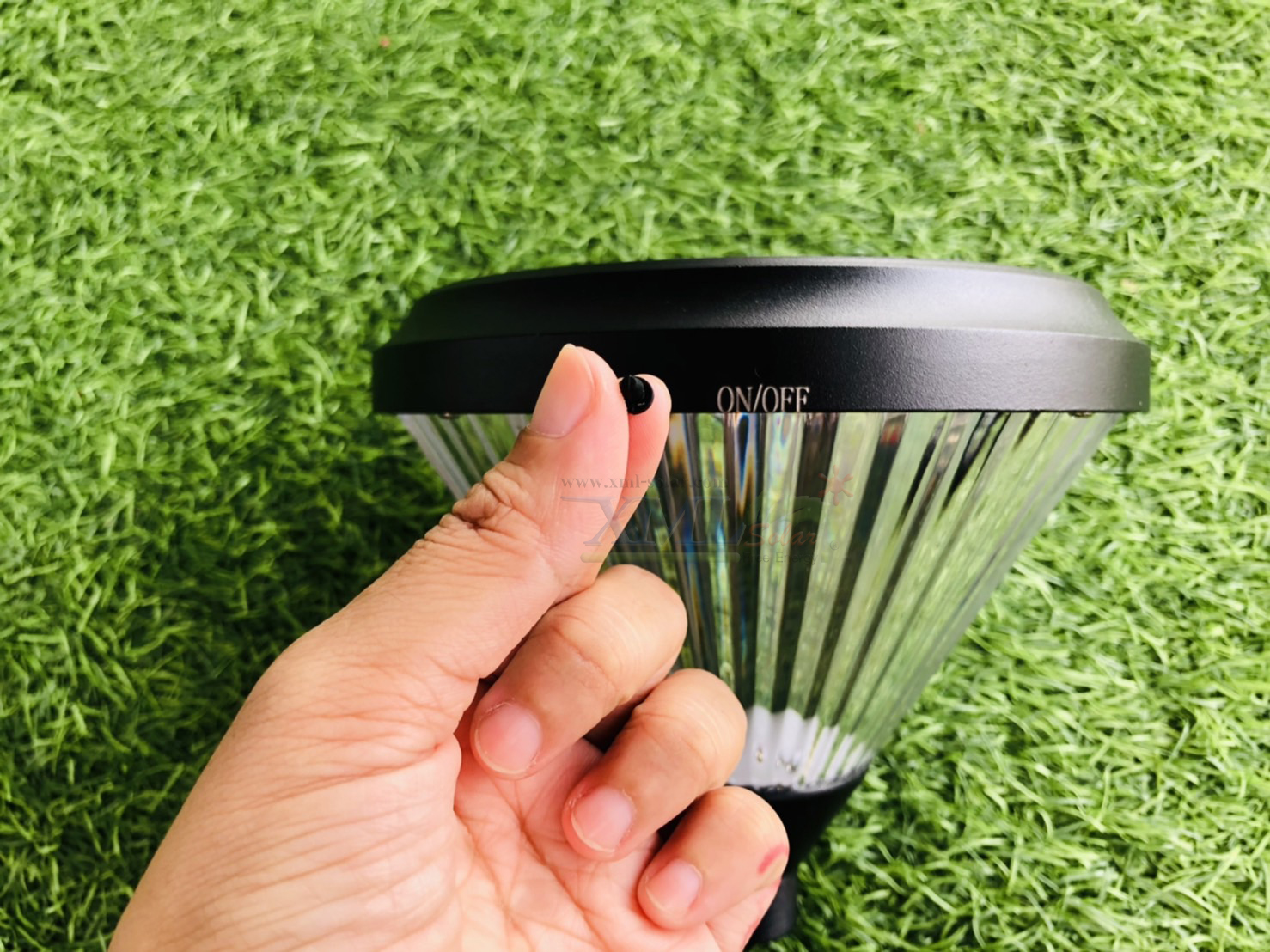 โคมไฟปักสนามโซล่าเซลล์ ทรงกรวย (แสง : เหลืองวอมไวท์)