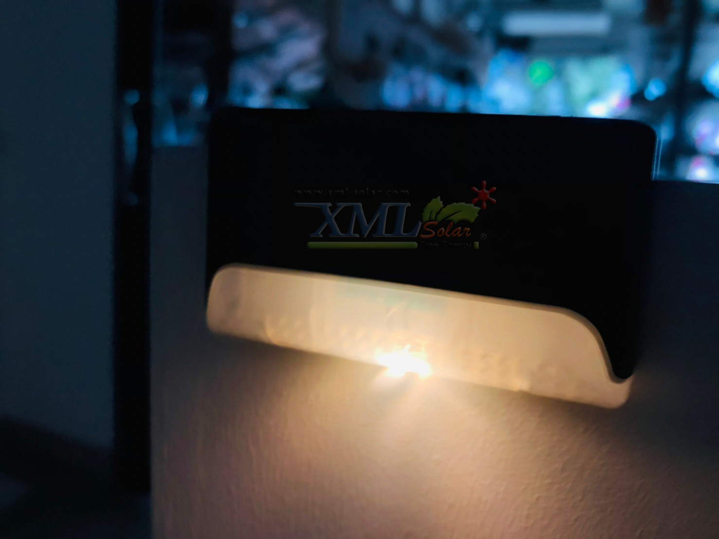 ไฟโซล่าเซลล์ติดบันได 1 LED (สีดำ) (แสง : เหลืองวอมไวท์) (ซื้อ 1 เเถม 7)