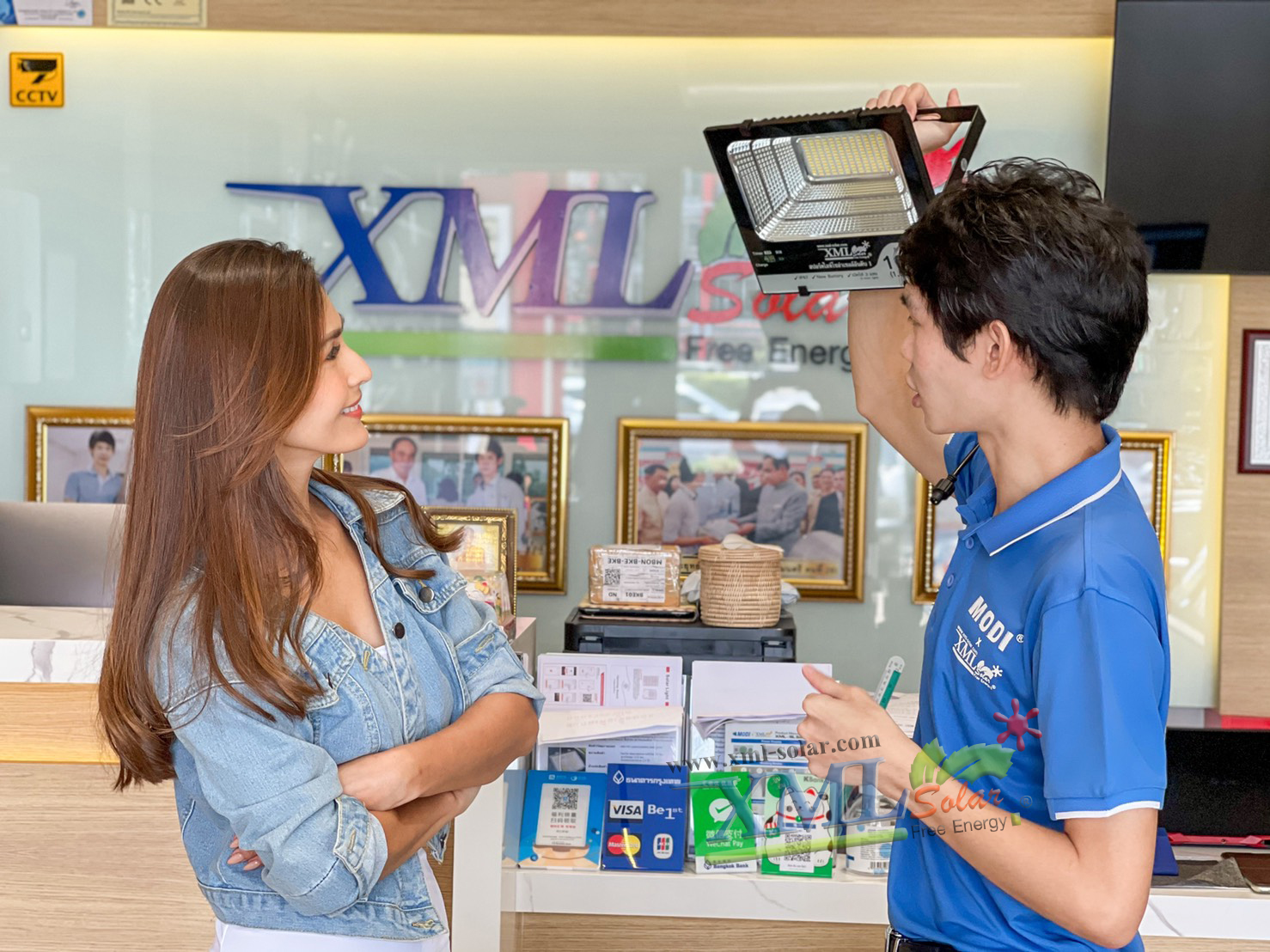 ไฟสปอตไลท์โซล่าเซลล์ 100 Watt กล่องสีน้ำตาล (เปิดได้ 3 แสง)