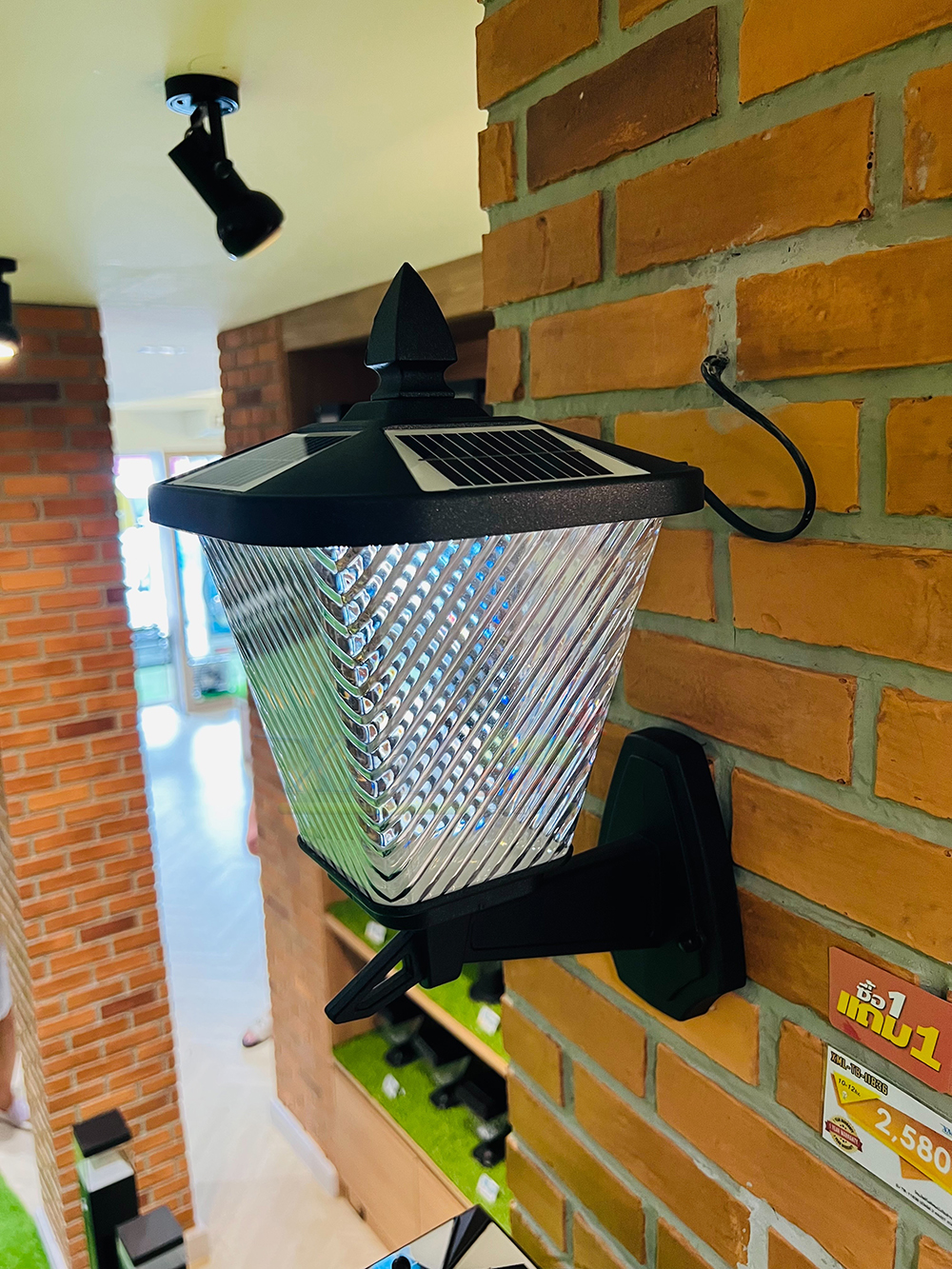 โคมไฟกิ่งติดผนังโซล่าเซลล์ รุ่น TB-11836 (เปิดได้ 2 แสง)(1 แถม 1)