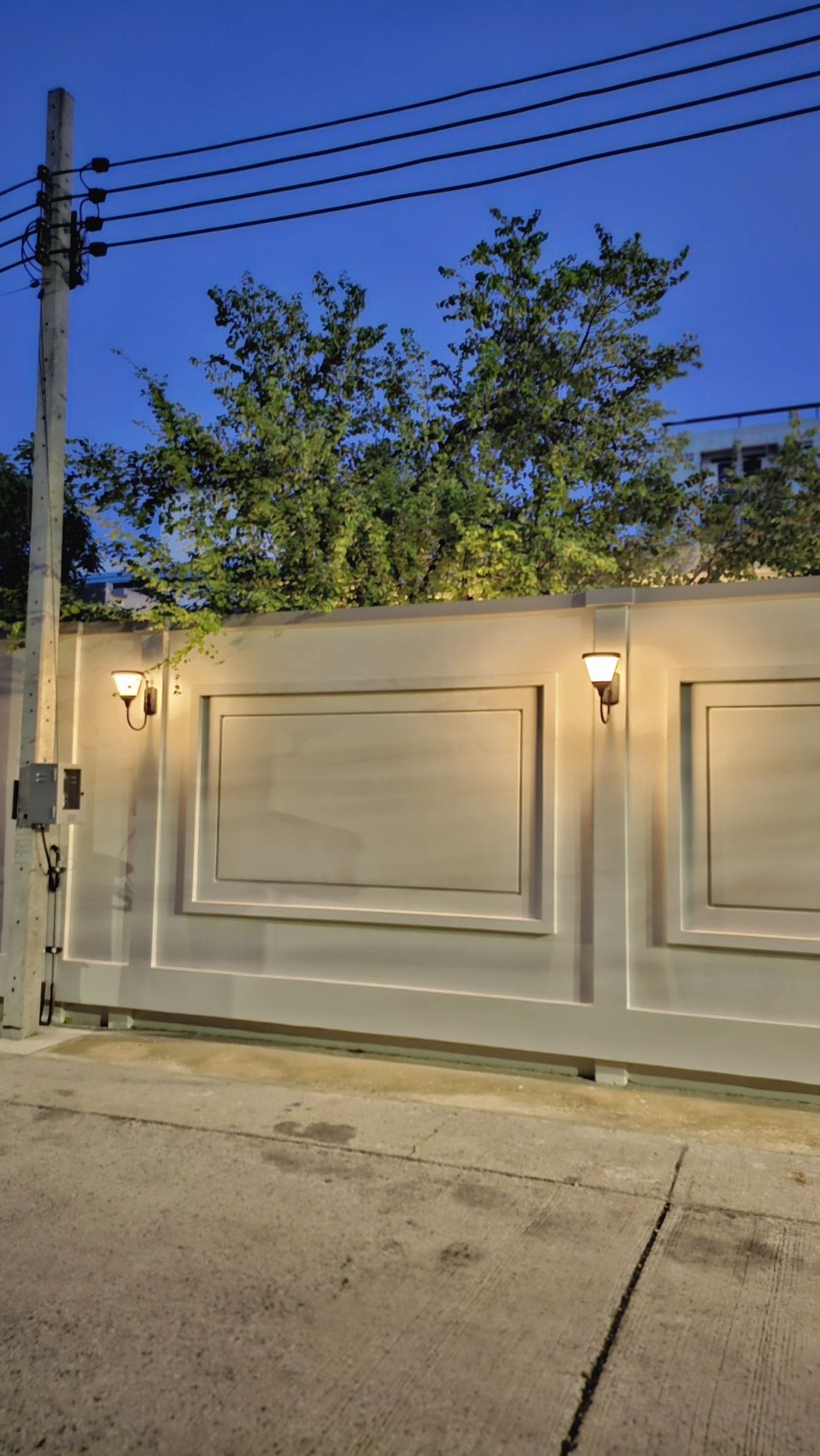 โคมไฟกิ่งโซล่าเซลล์ ทรงกรวย U-Shape สีดำ (เเสง : เหลืองวอมไวท์)