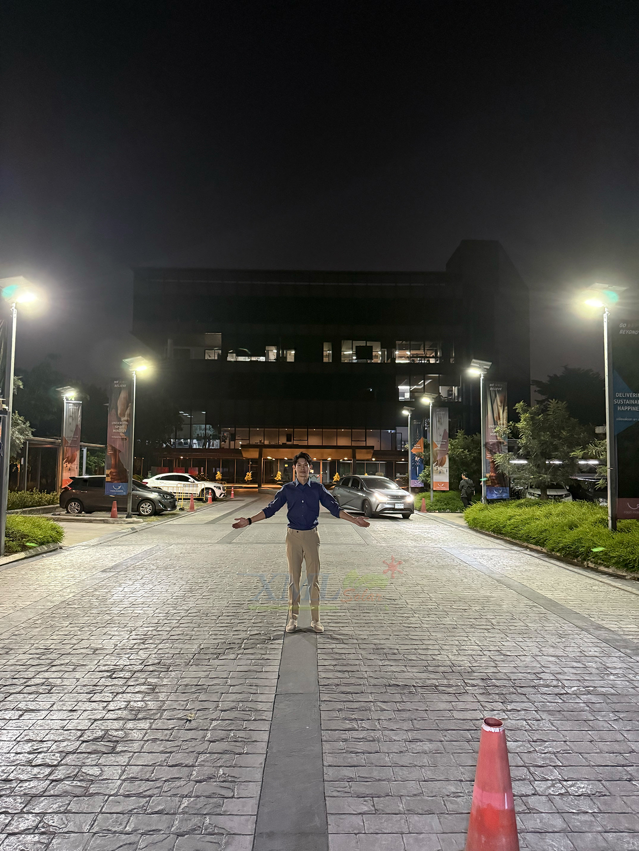 โคมไฟถนนโซล่าเซลล์อัจฉริยะ (รุ่น 6,300Lumens + แผง 80 W) (แสง : ขาว)