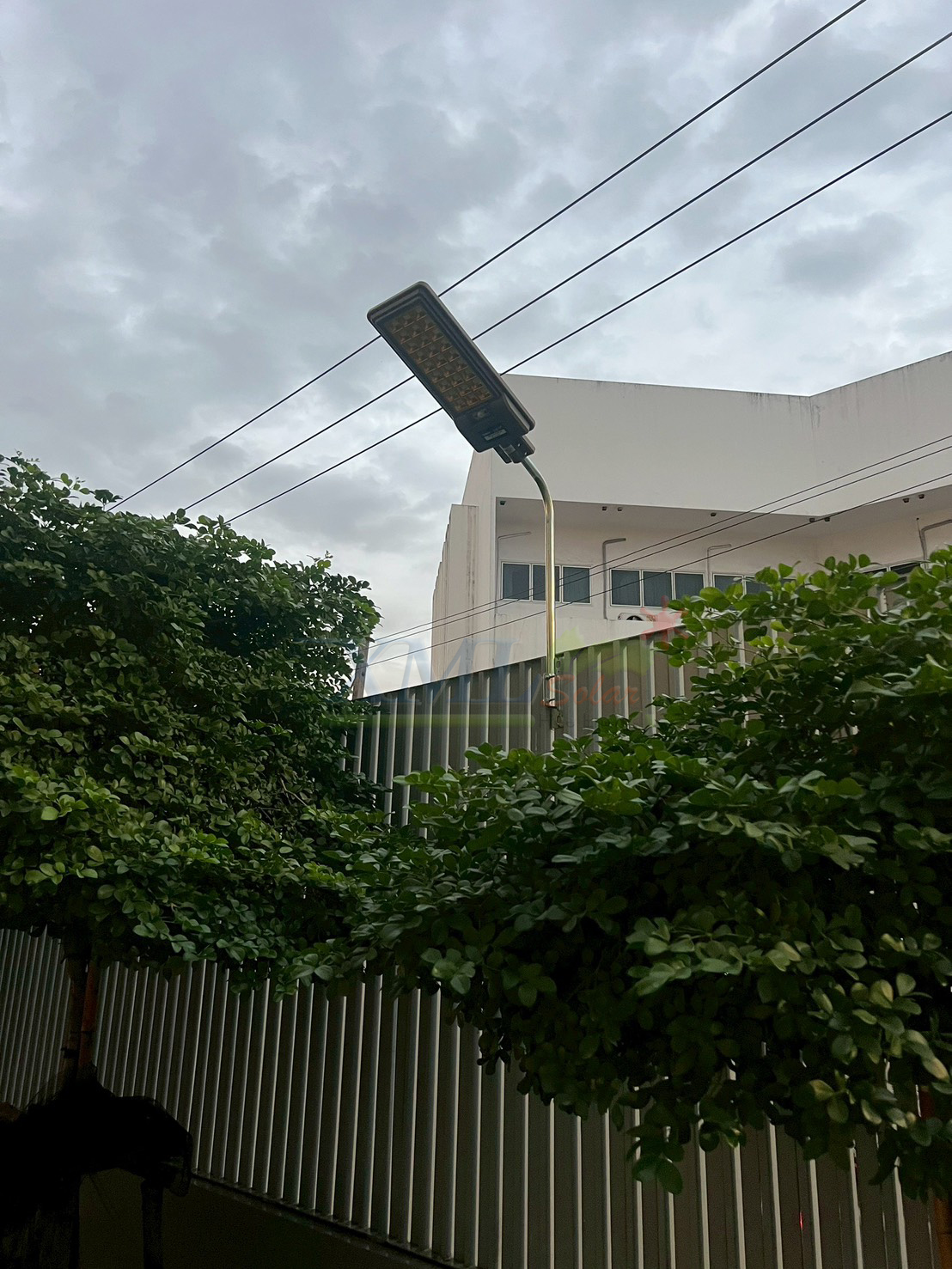 โคมไฟถนนโซล่าเซลล์ Vmax 300w. Series 2020 (แสง : เหลืองวอมไวท์)