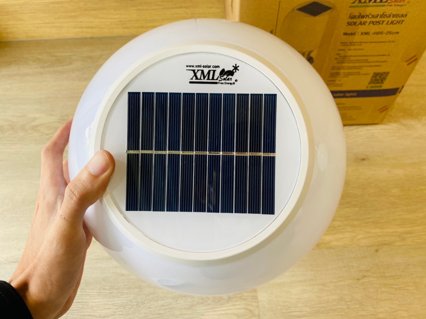 โคมไฟหัวเสาโซล่าเซลล์ ทรงกลมฐานสเเตนเลส (25 ซม.) + Remote (เปิดได้ 3 แสง)+AC