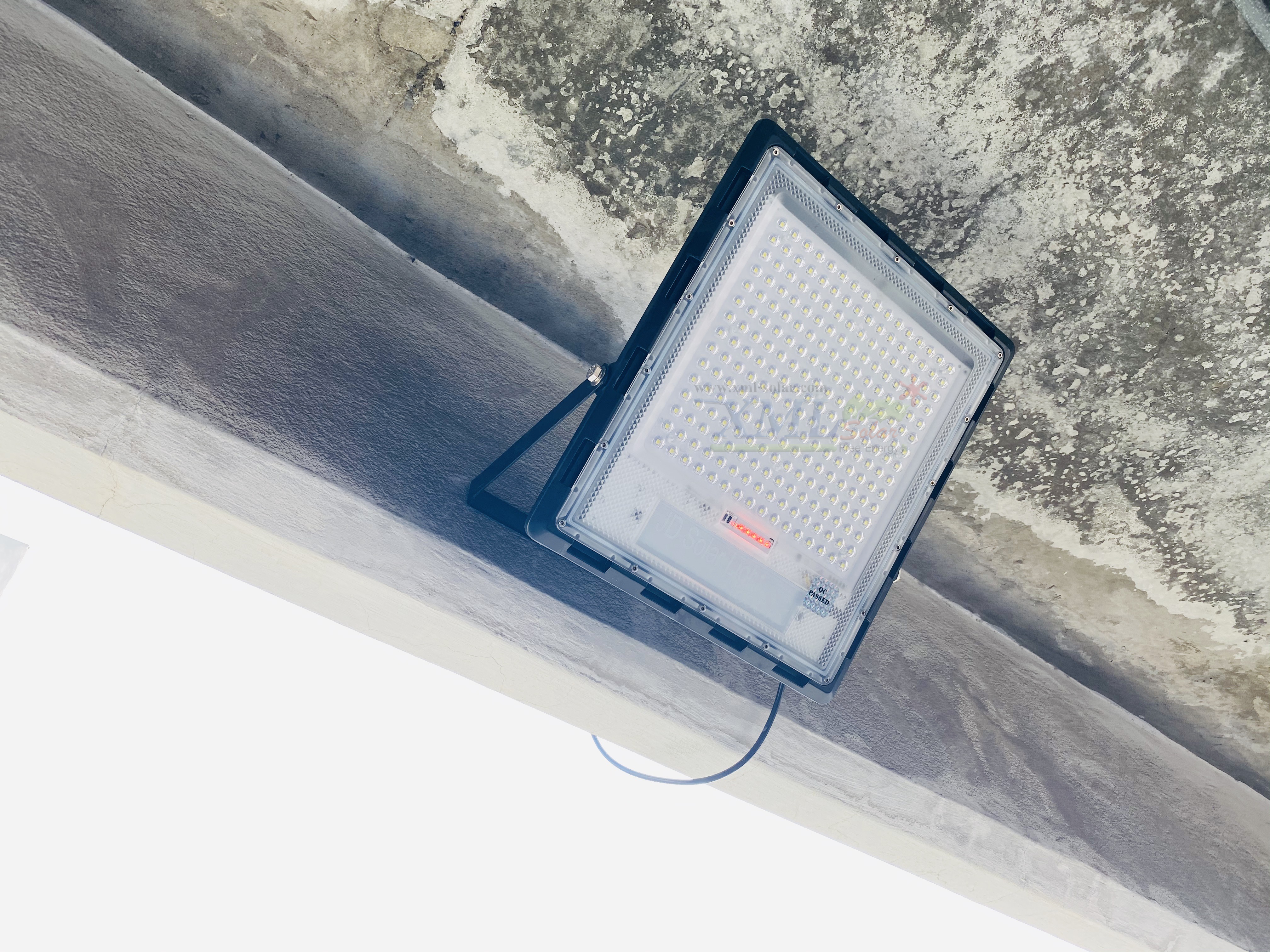 ไฟสปอตไลท์โซล่าเซลล์ 300W SLIM (แสง : เหลืองวอมไวท์)