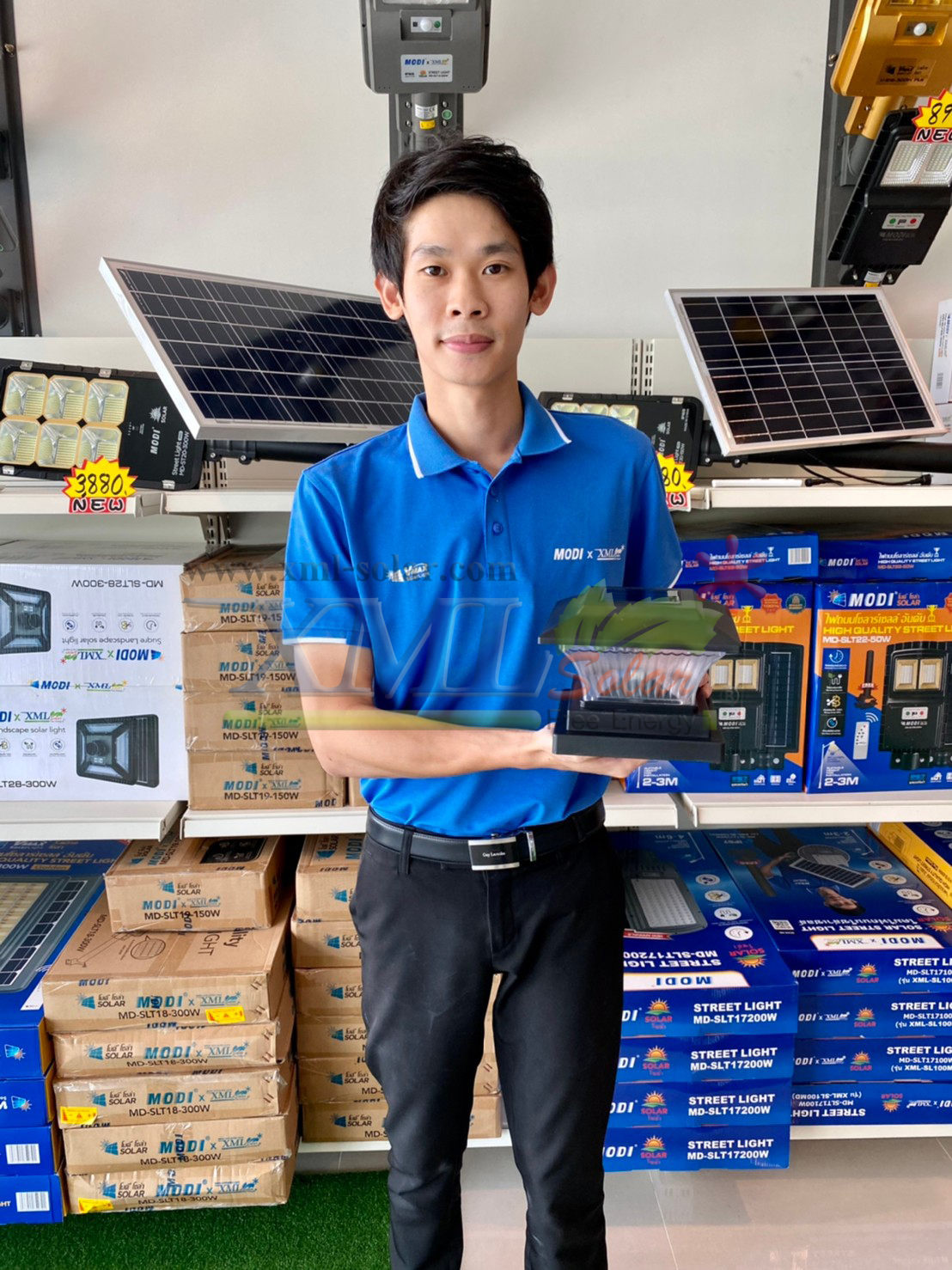 โคมไฟหัวเสาโซล่าเซลล์ ทรงสี่เหลี่ยม รุ่นใหม่ (เเสง : เหลืองวอมไวท์)