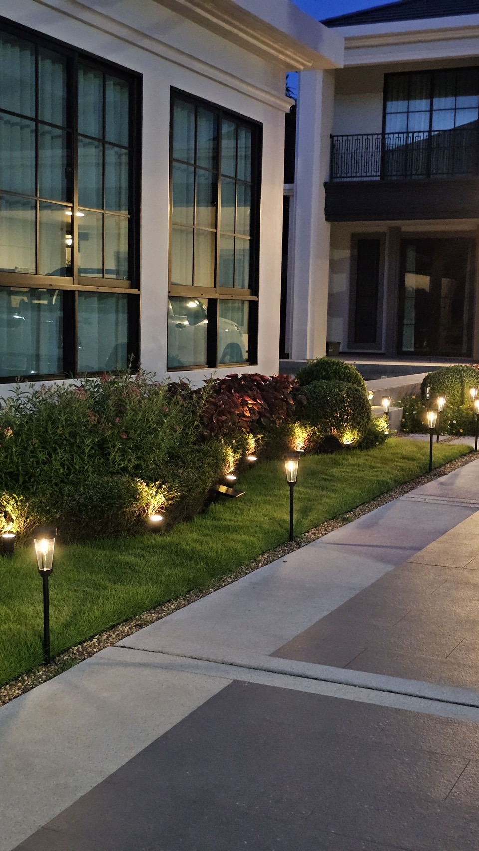 โคมไฟปักสนามโซล่าเซลล์ รุ่น MD-SOLAR-H1010 (แสง : เหลืองวอมไวท์)