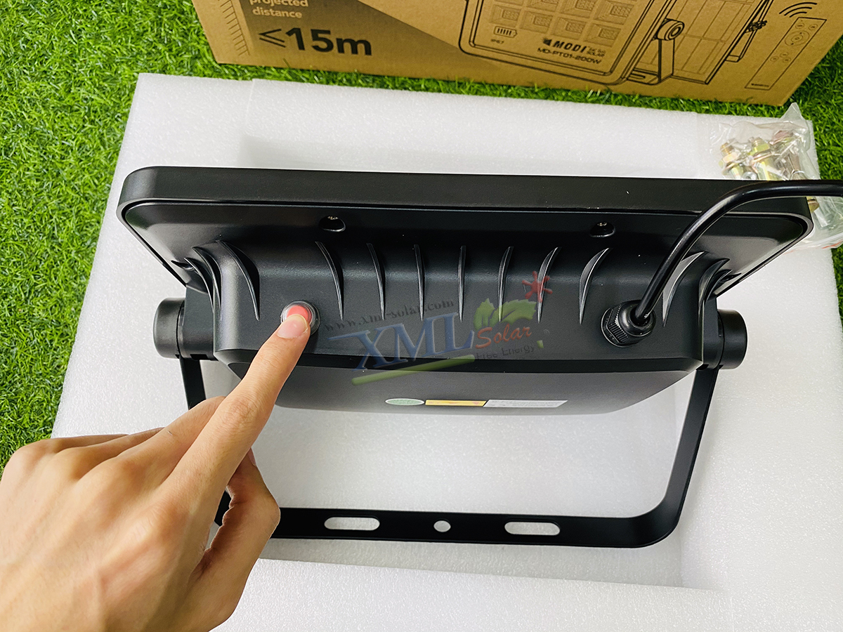 ไฟสปอตไลท์โซล่าเซลล์ 200 W. รุ่น Modi x XML ไซต์ใหญ่ (เเสง : ขาว)