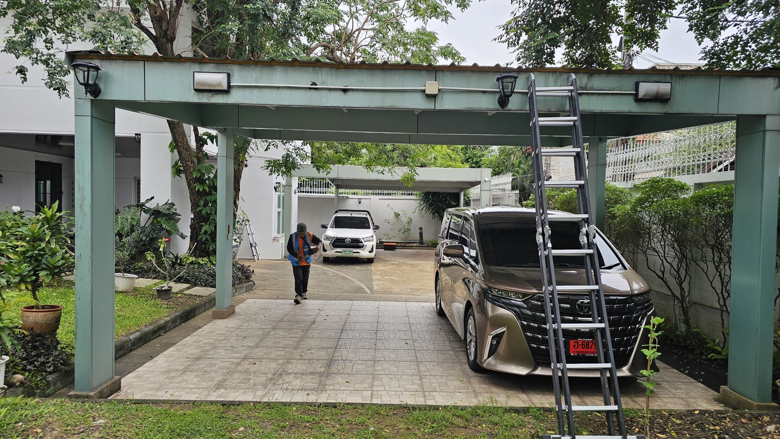 โคมไฟกิ่ง ติดผนัง โซล่าเซลล์ JD-X90 (เปิดได้ 3 แสง)(1 แถม 1)