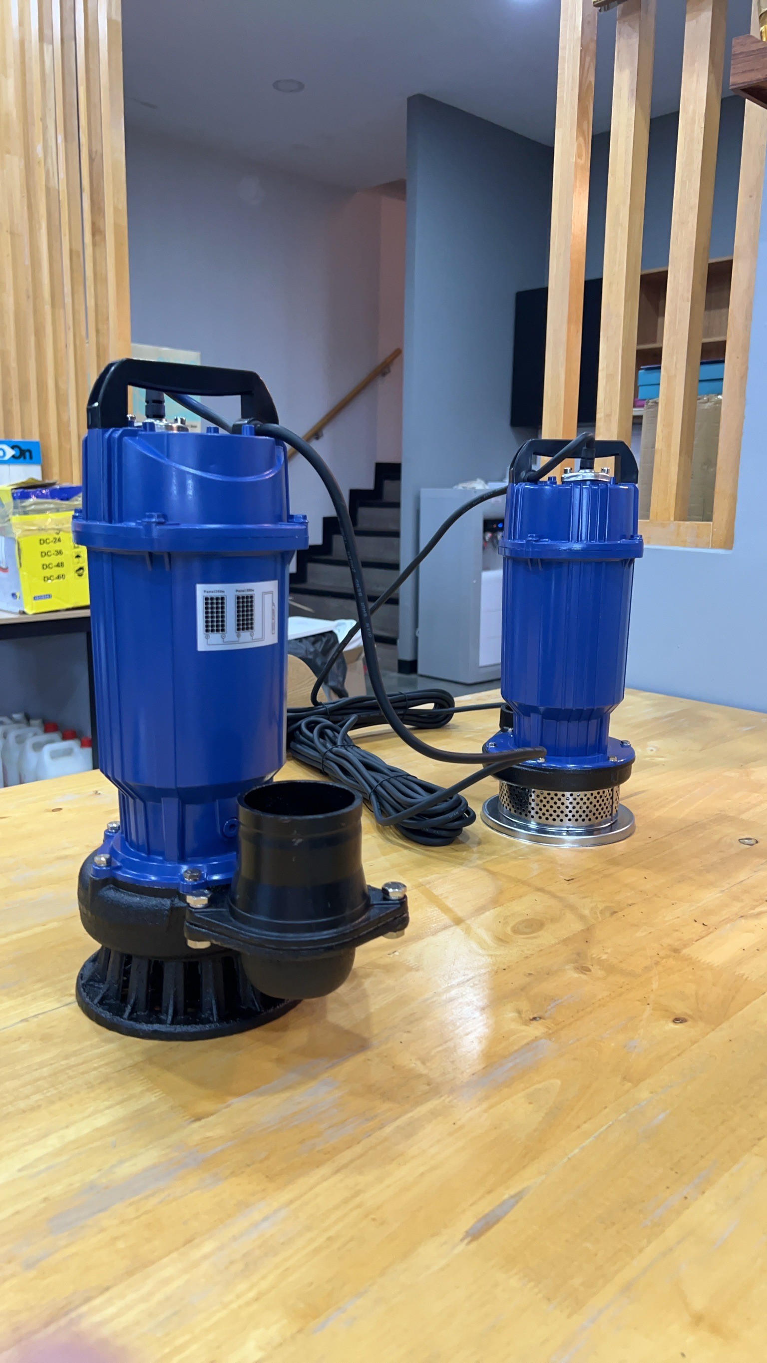 ปั๊มแช่อลูมิเนียม รุ่นสีน้ำเงิน 600W (ท่อ 2 นิ้ว) + เเผงโซล่าเซลล์ 450W (2 แผง)