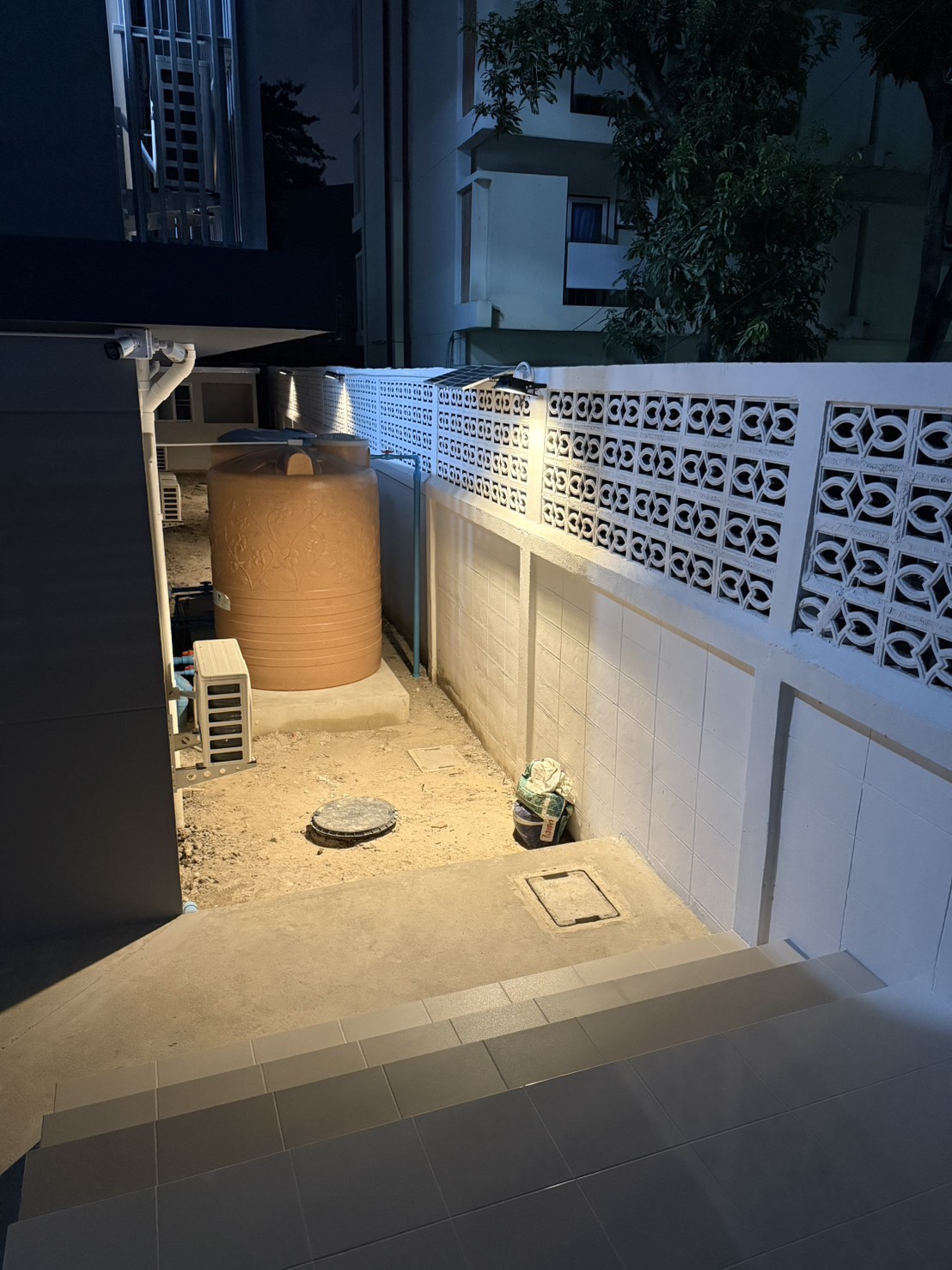 ไฟสปอตไลท์โซล่าเซลล์ 100 Watt กล่องสีน้ำตาล (เปิดได้ 3 แสง)