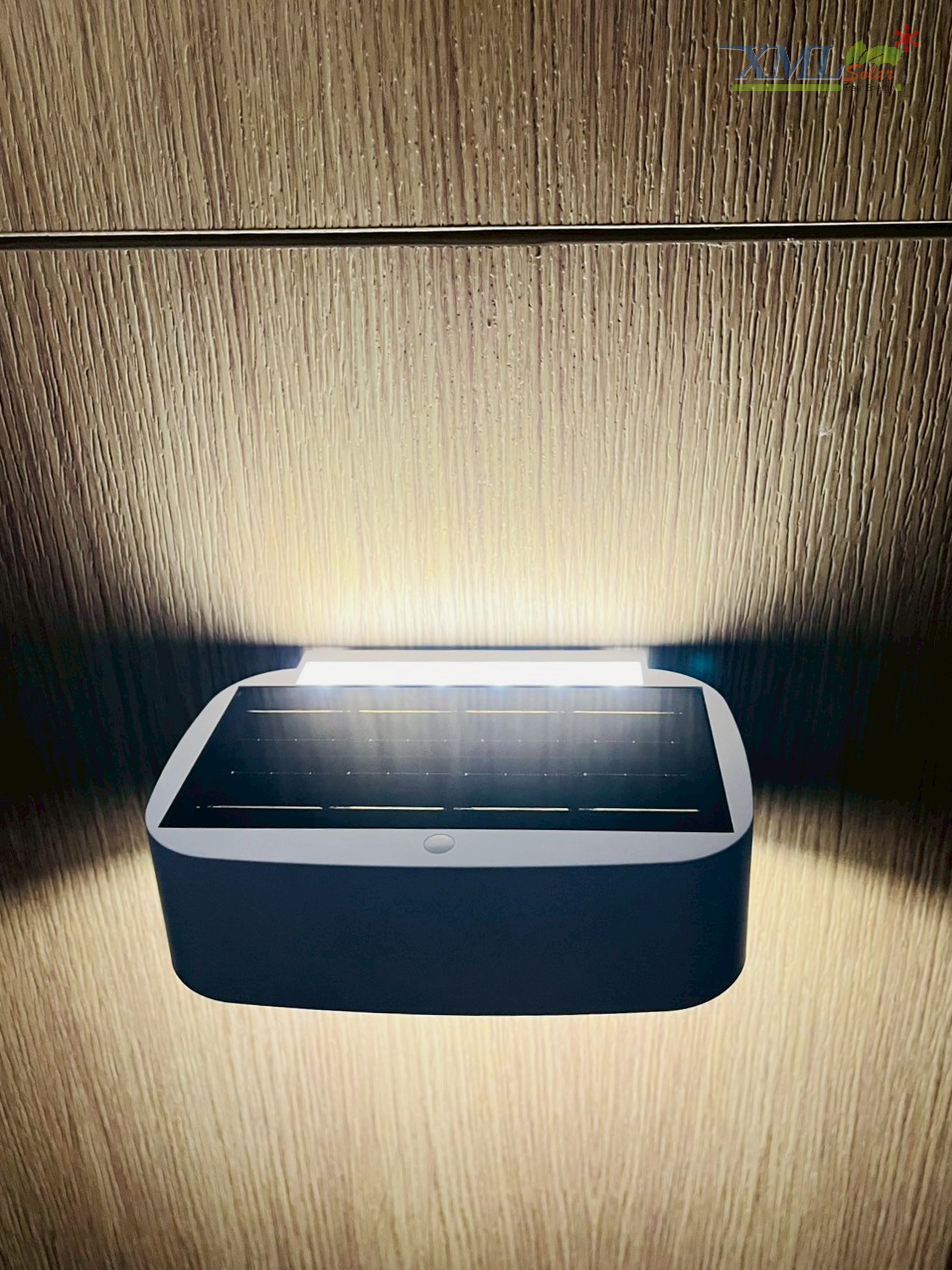 โคมไฟติดผนังโซล่าเซลล์ รุ่น LSXML-243 (เเสง : คลูไวท์)