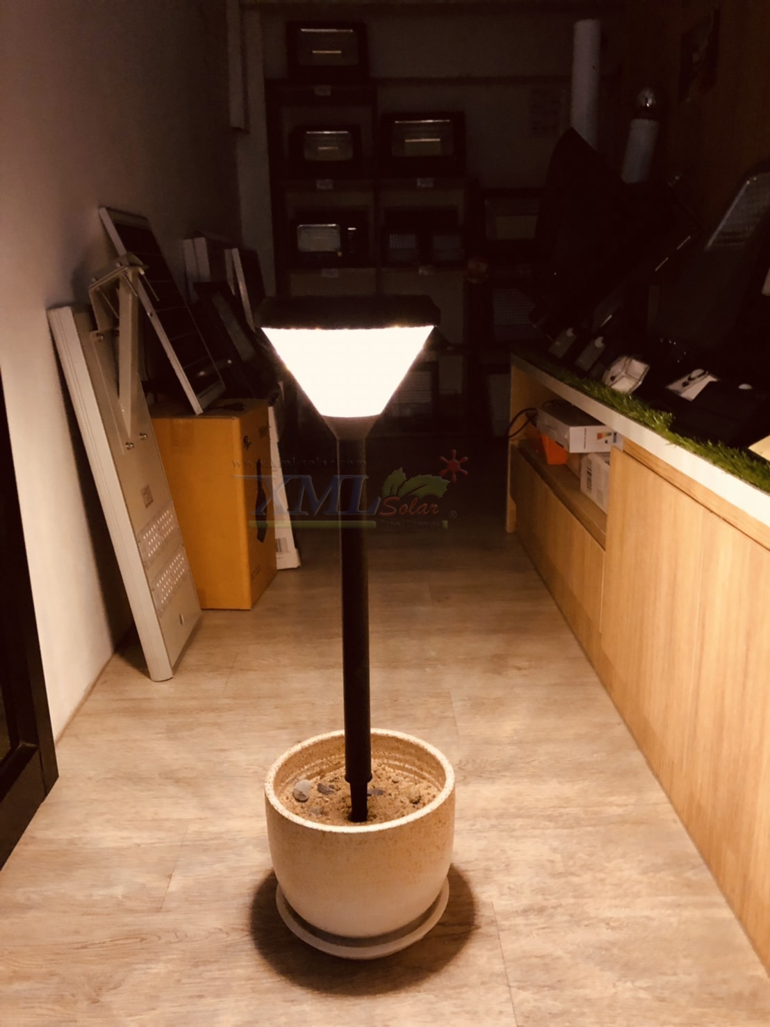 โคมไฟปักสนามโซล่าเซลล์ ทรงกรวย (แสง : เหลืองวอมไวท์)