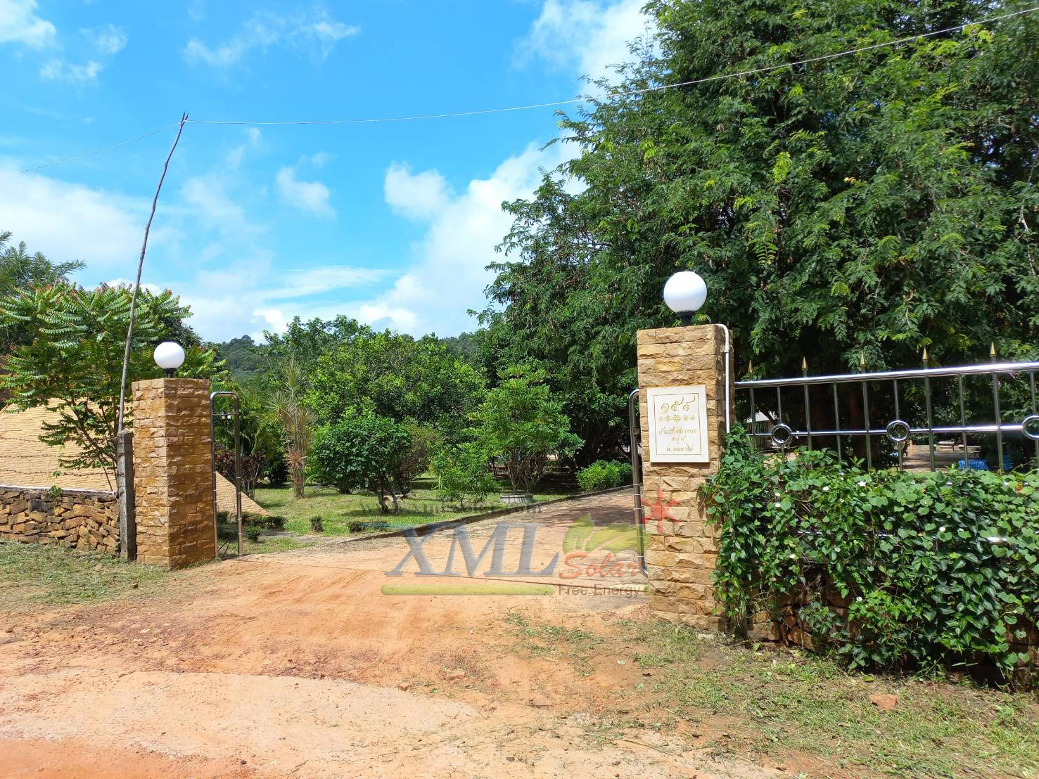 โคมไฟหัวเสาโซล่าเซลล์ ทรงกลมฐานสเเตนเลส (30 ซม.) + Remote (เปิดได้ 3 แสง)+AC