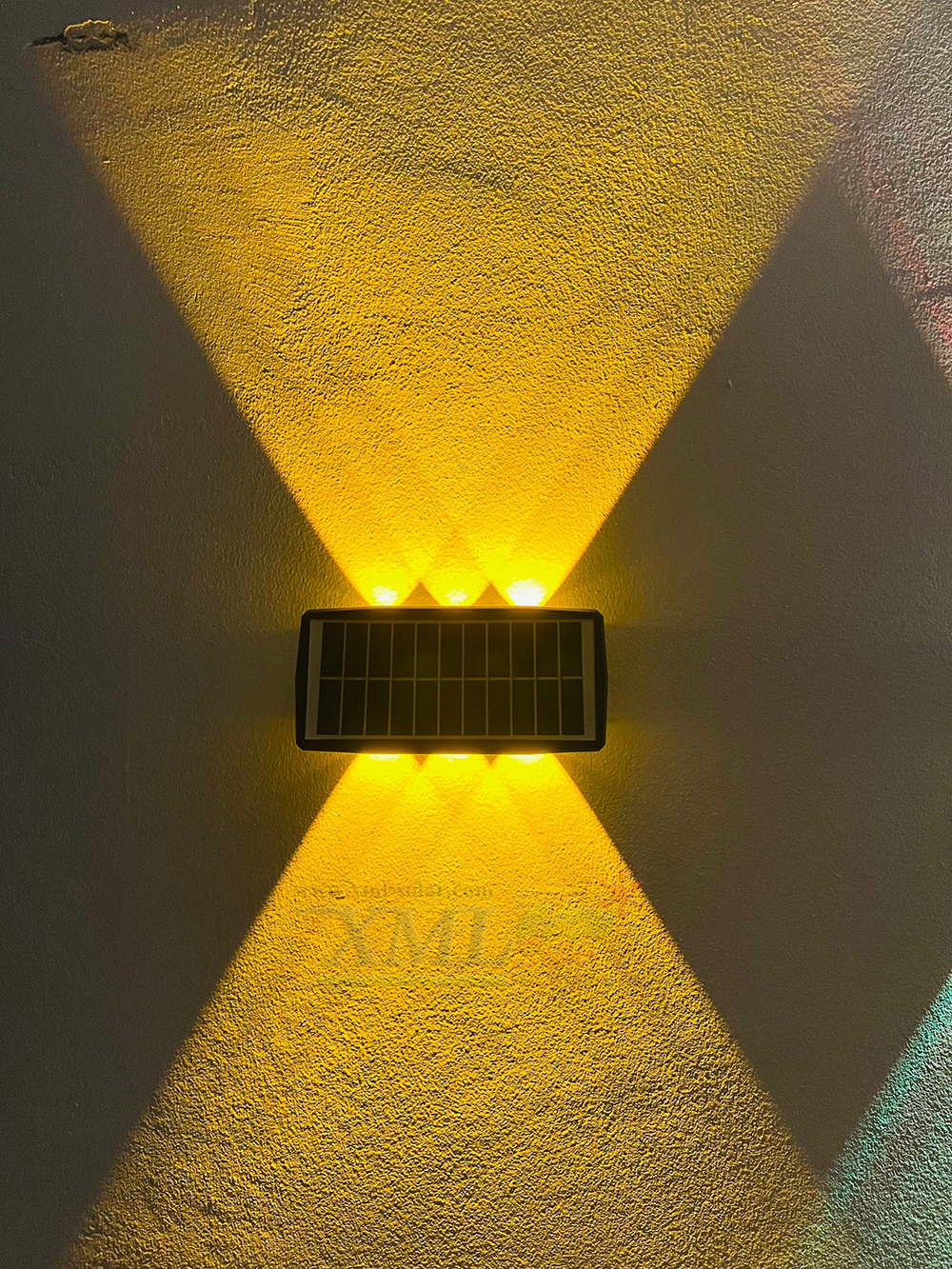 โคมไฟผนังโซล่าเซลล์ 6 LED รุ่นส่องบนล่าง (แสง : เหลืองเข้ม)